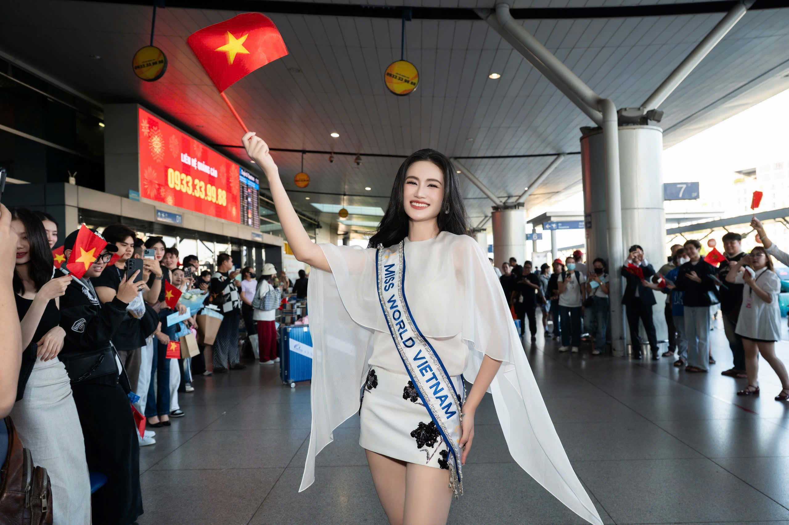 Hoa hậu &Yacute; Nhi mang hơn 160 kg h&agrave;nh l&yacute; đến Ấn Độ thi Miss World   - Ảnh 2.