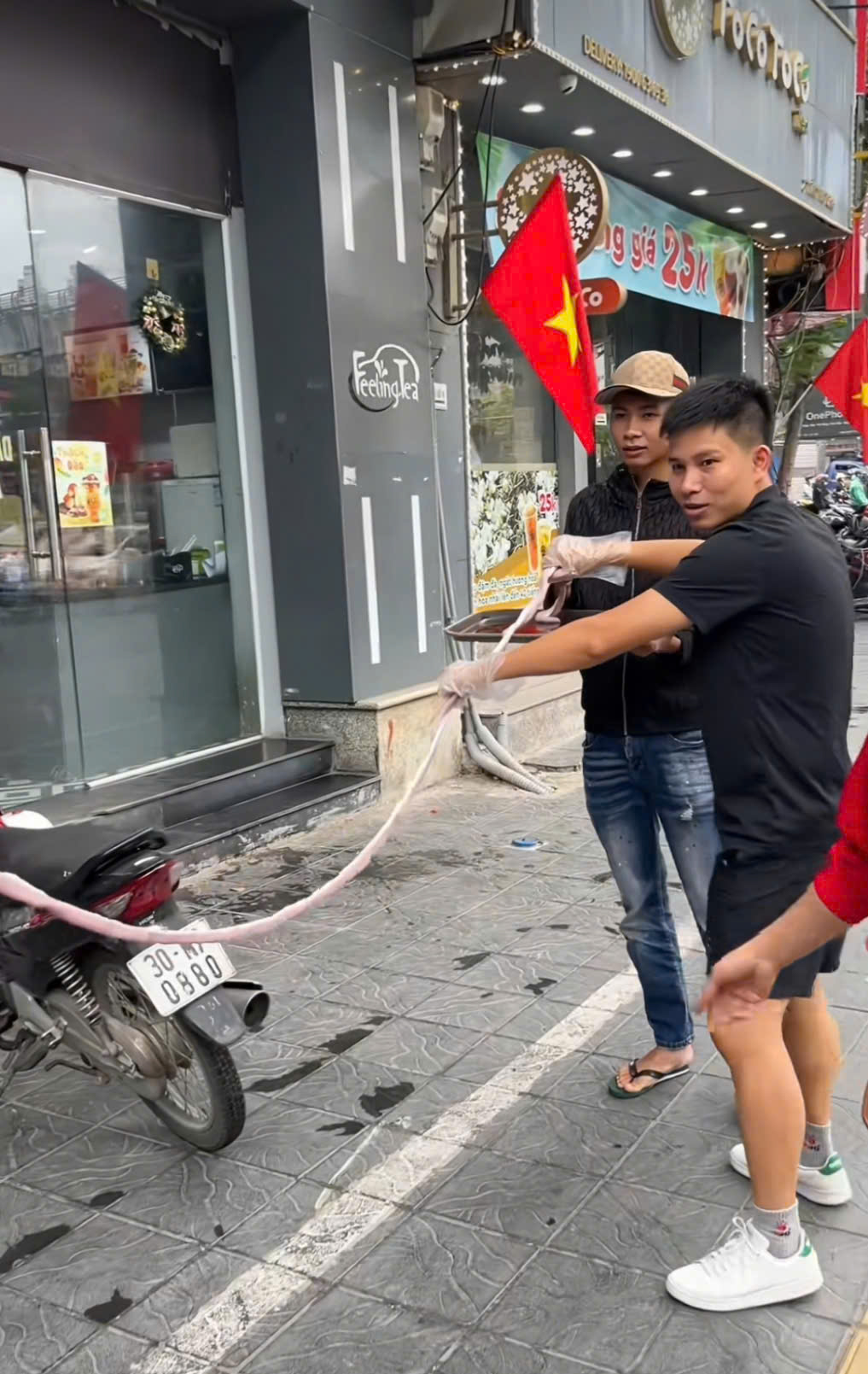 Người quảng c&aacute;o đoạn l&ograve;ng se điếu d&agrave;i 40m gi&aacute; tiền triệu g&acirc;y tranh c&atilde;i dữ dội l&agrave; ai? - Ảnh 1.