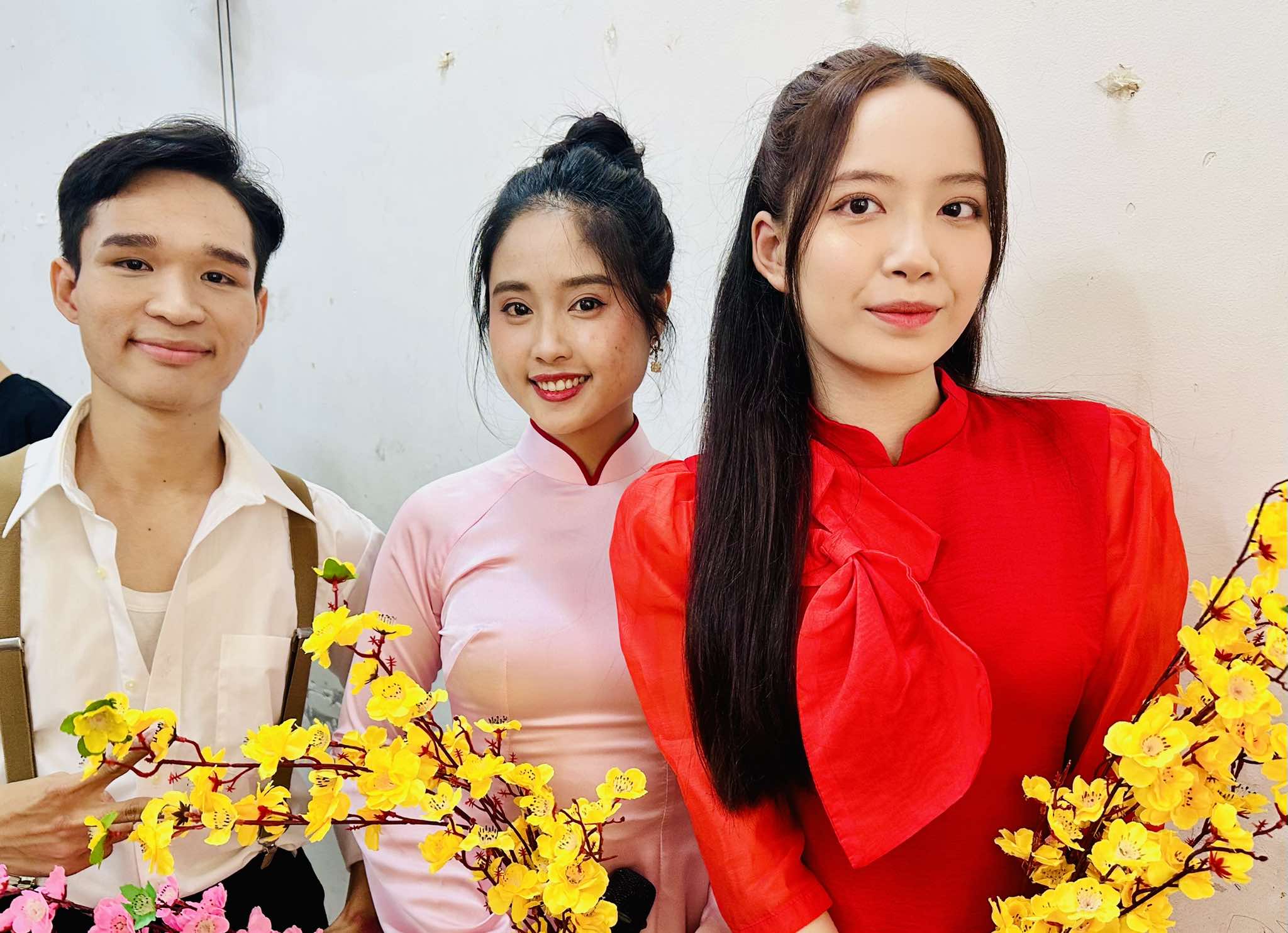 H&aacute;t "B&aacute;c đang c&ugrave;ng ch&uacute;ng ch&aacute;u h&agrave;nh qu&acirc;n", ca sĩ Viết Thu được cổ vũ - Ảnh 4.