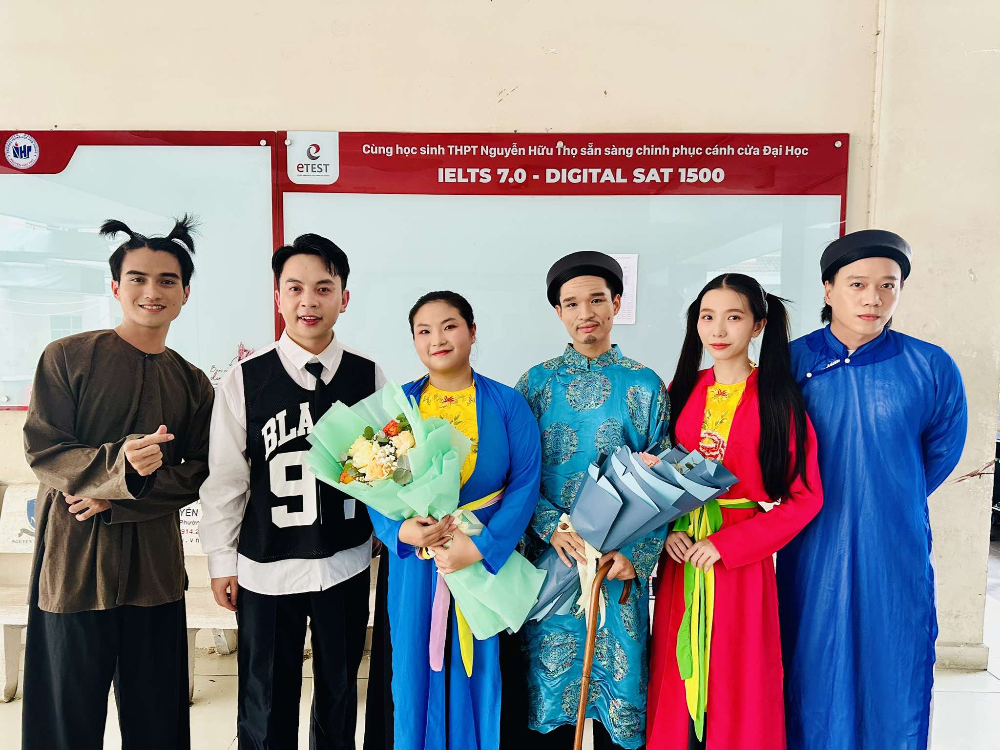 H&aacute;t "B&aacute;c đang c&ugrave;ng ch&uacute;ng ch&aacute;u h&agrave;nh qu&acirc;n", ca sĩ Viết Thu được cổ vũ - Ảnh 5.