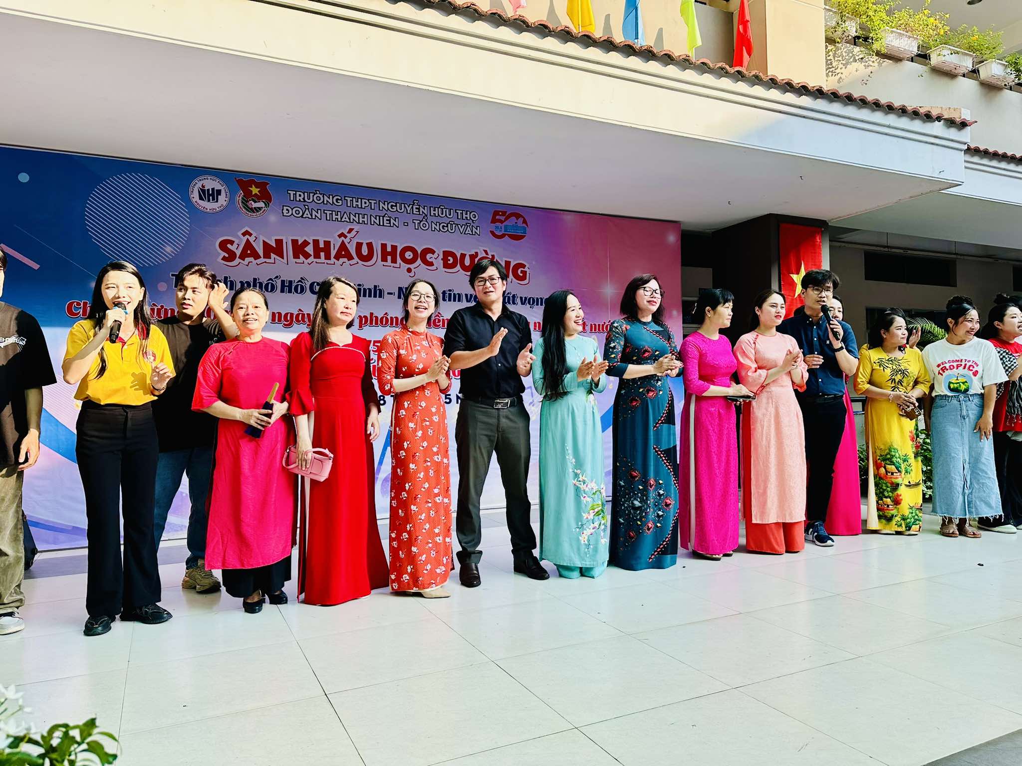 H&aacute;t "B&aacute;c đang c&ugrave;ng ch&uacute;ng ch&aacute;u h&agrave;nh qu&acirc;n", ca sĩ Viết Thu được cổ vũ - Ảnh 3.