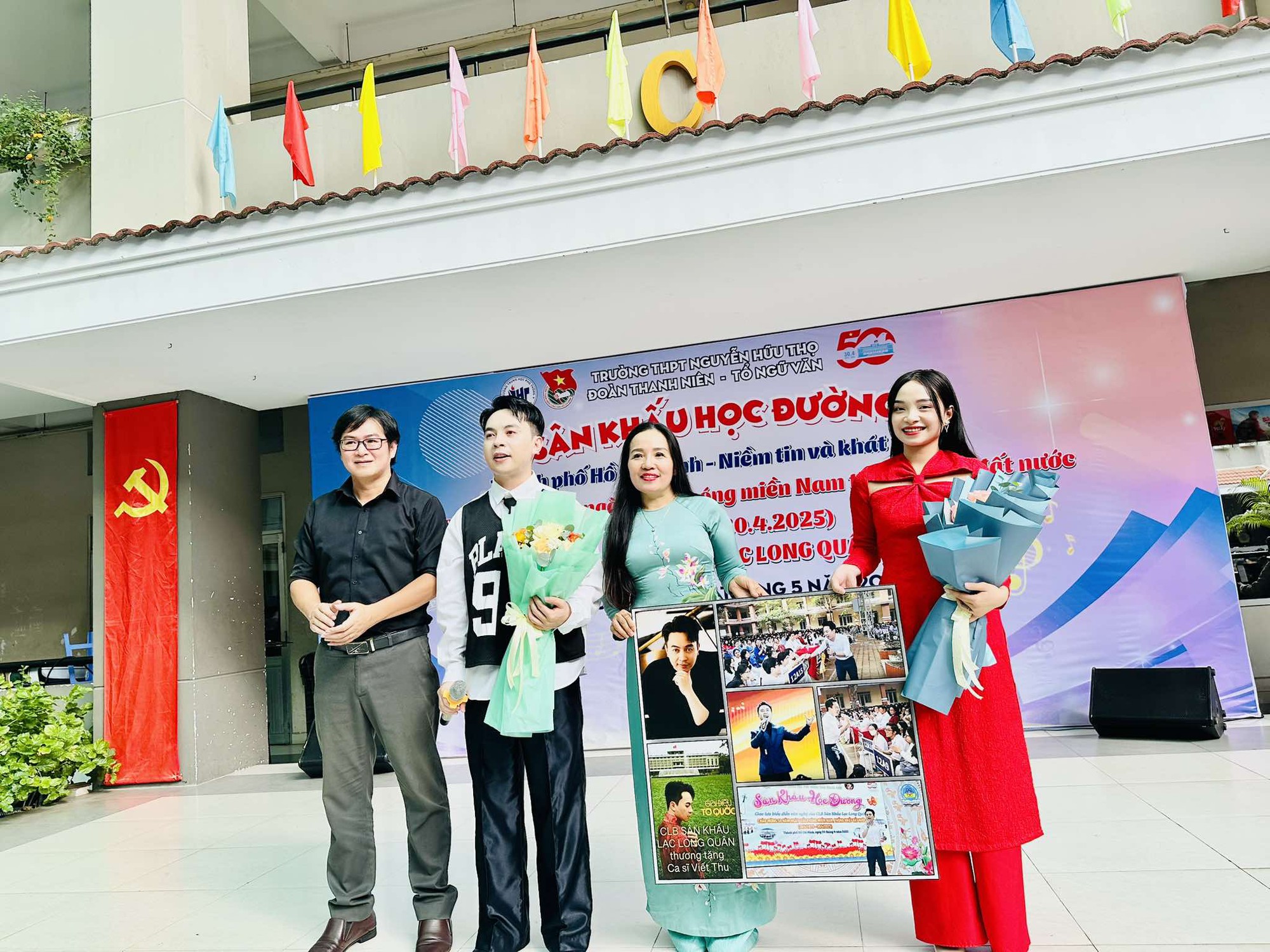 H&aacute;t "B&aacute;c đang c&ugrave;ng ch&uacute;ng ch&aacute;u h&agrave;nh qu&acirc;n", ca sĩ Viết Thu được cổ vũ - Ảnh 1.