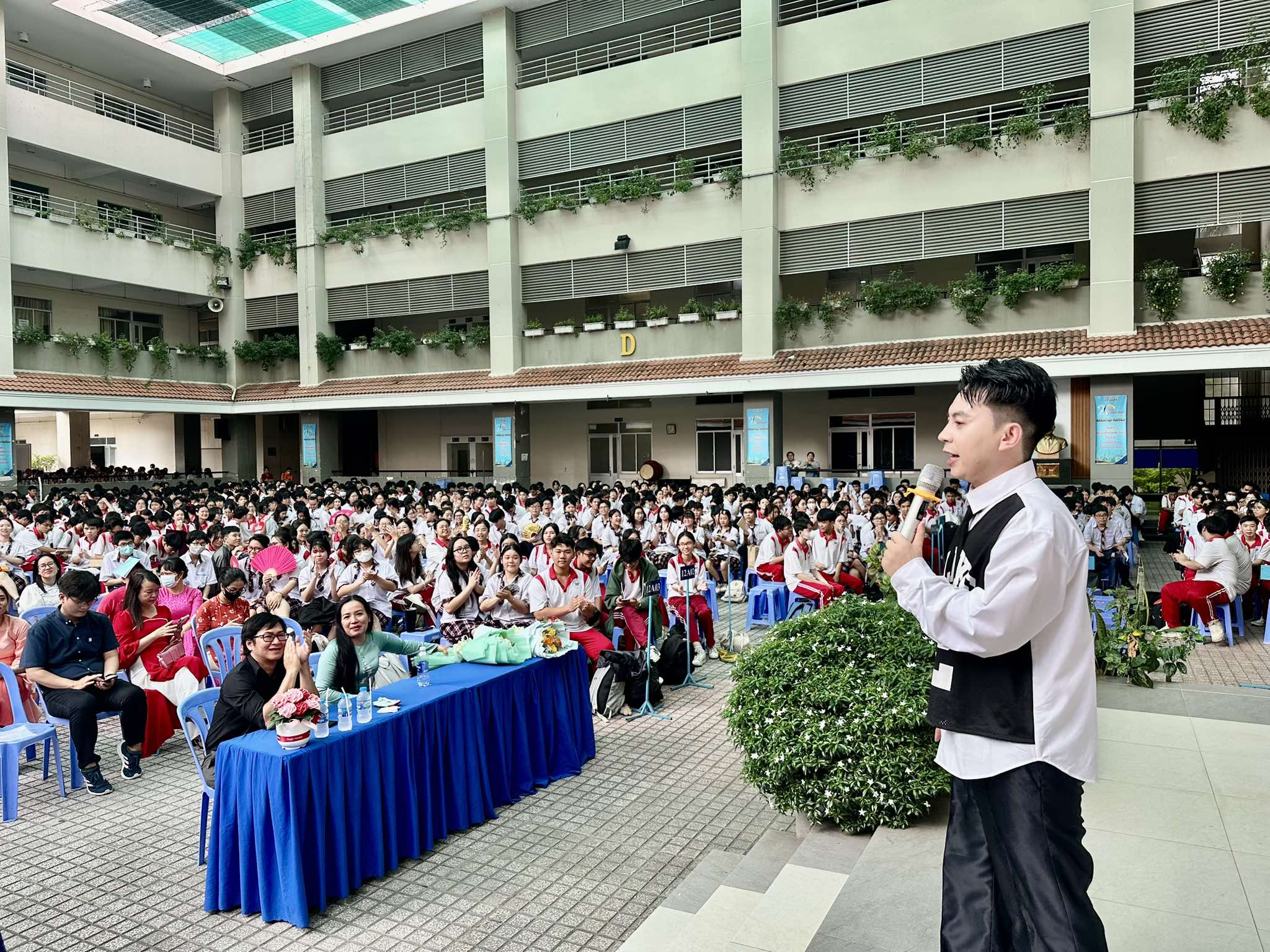 H&aacute;t "B&aacute;c đang c&ugrave;ng ch&uacute;ng ch&aacute;u h&agrave;nh qu&acirc;n", ca sĩ Viết Thu được cổ vũ - Ảnh 2.