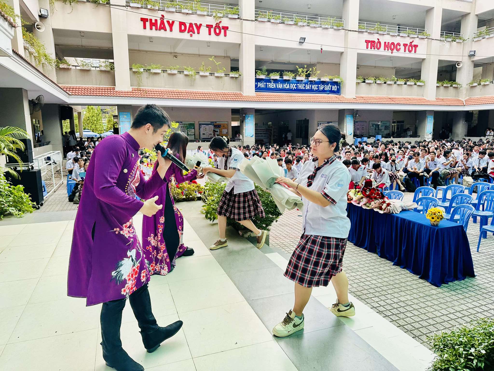 H&aacute;t "B&aacute;c đang c&ugrave;ng ch&uacute;ng ch&aacute;u h&agrave;nh qu&acirc;n", ca sĩ Viết Thu được cổ vũ - Ảnh 6.