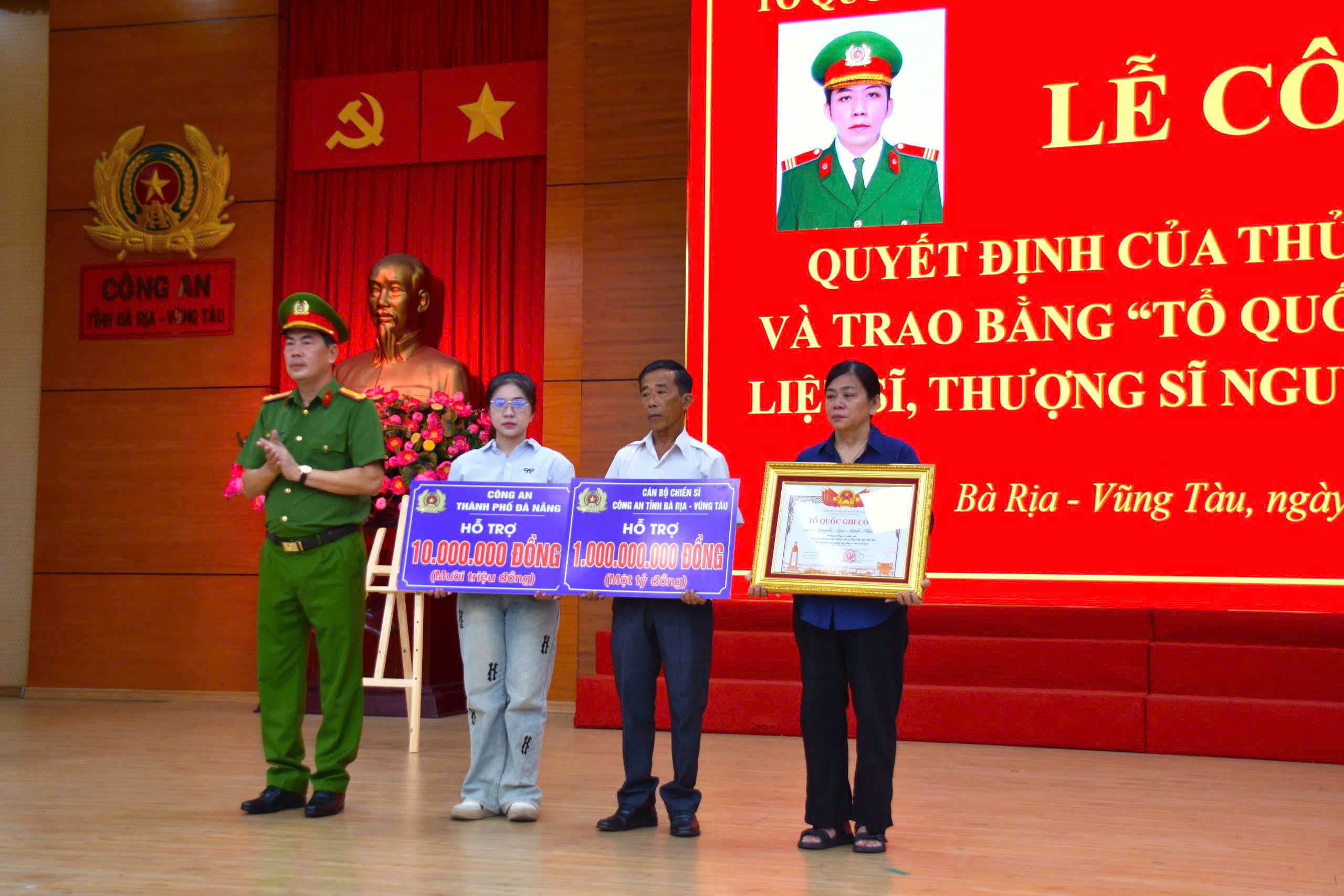 Trao bằng Tổ quốc ghi công cho gia đình liệt sĩ Nguyễn Ngọc Minh Nhật- Ảnh 3.