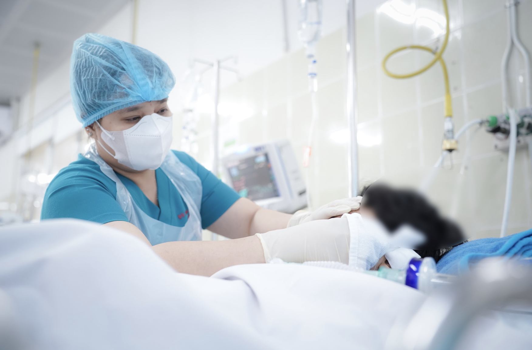 Sức khỏe b&eacute; trai bị c&acirc;y rơi tr&uacute;ng tr&uacute;ng đầu ở TP HCM hiện ra sao? - Ảnh 1.