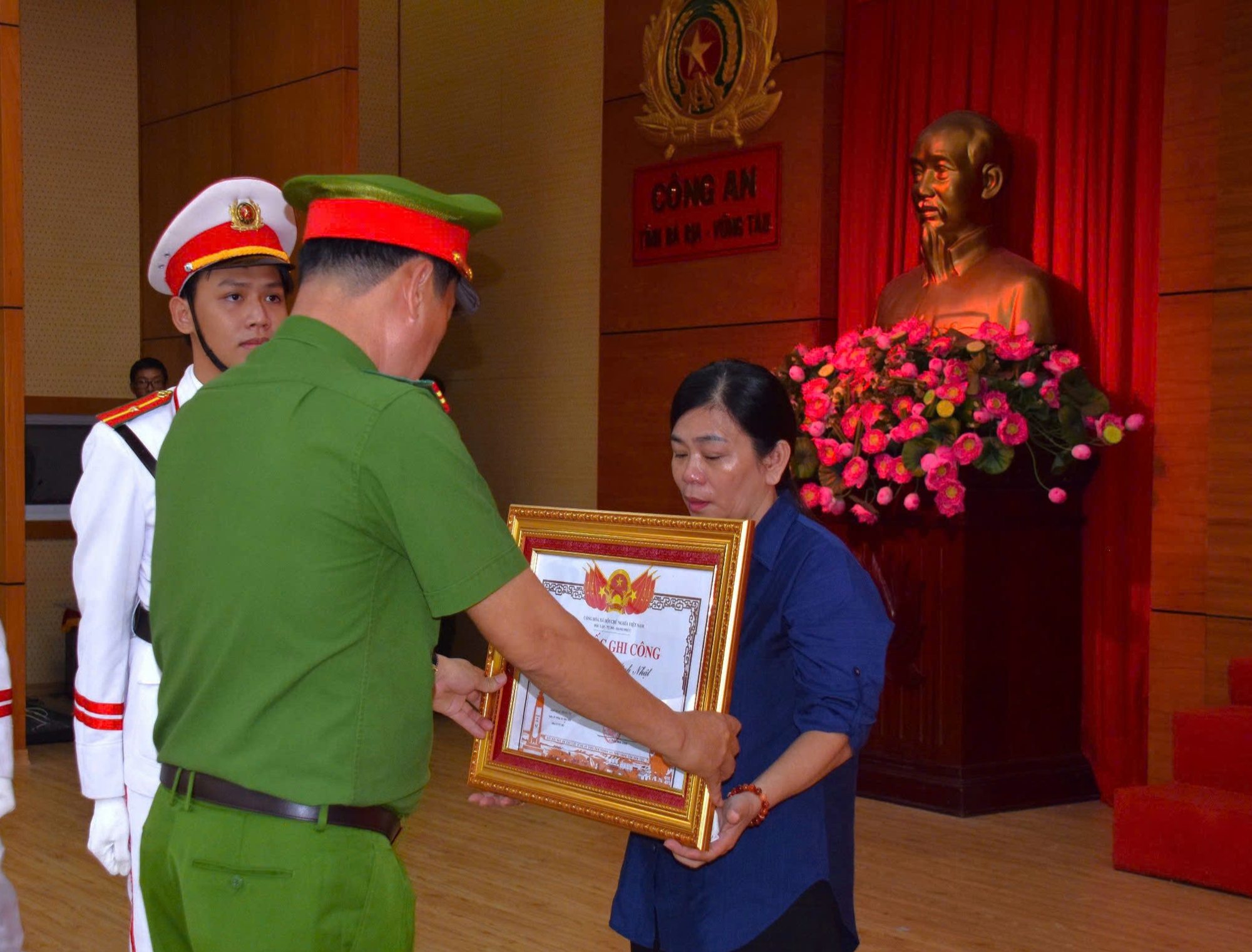 Trao bằng Tổ quốc ghi công cho gia đình liệt sĩ Nguyễn Ngọc Minh Nhật- Ảnh 2.