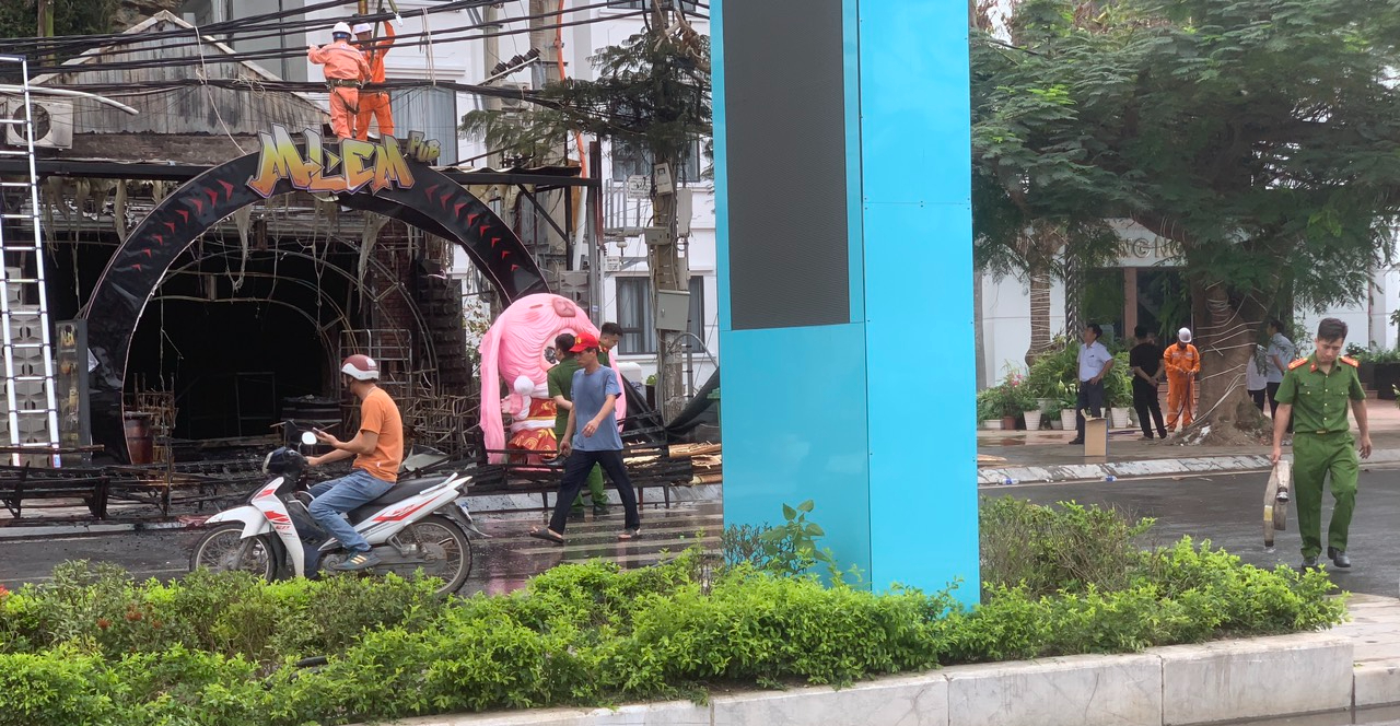 Hảo Hoạn tại qu&aacute;n Mlem Pub ở thị trấn C&aacute;t B&agrave;, 3 người bị thương - Ảnh 3.