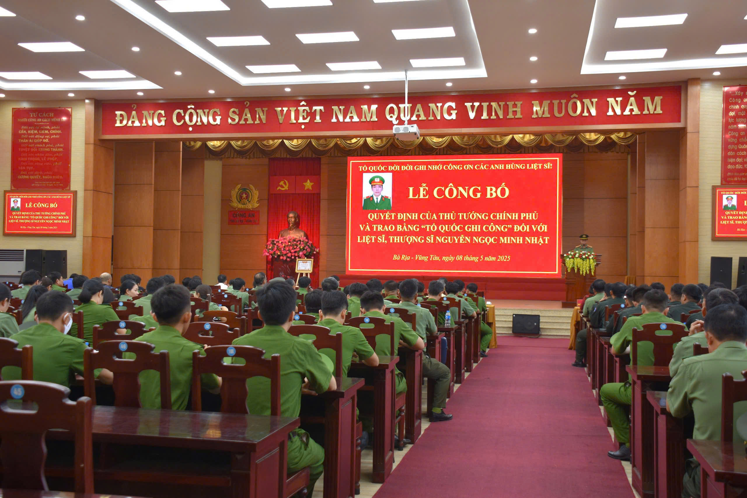Trao bằng Tổ quốc ghi công cho gia đình liệt sĩ Nguyễn Ngọc Minh Nhật- Ảnh 1.