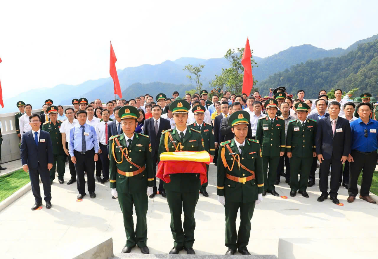 Lễ Thượng cờ v&agrave; gắn biển c&ocirc;ng tr&igrave;nh Cột Cờ A Pa Chải- Ảnh 1.
