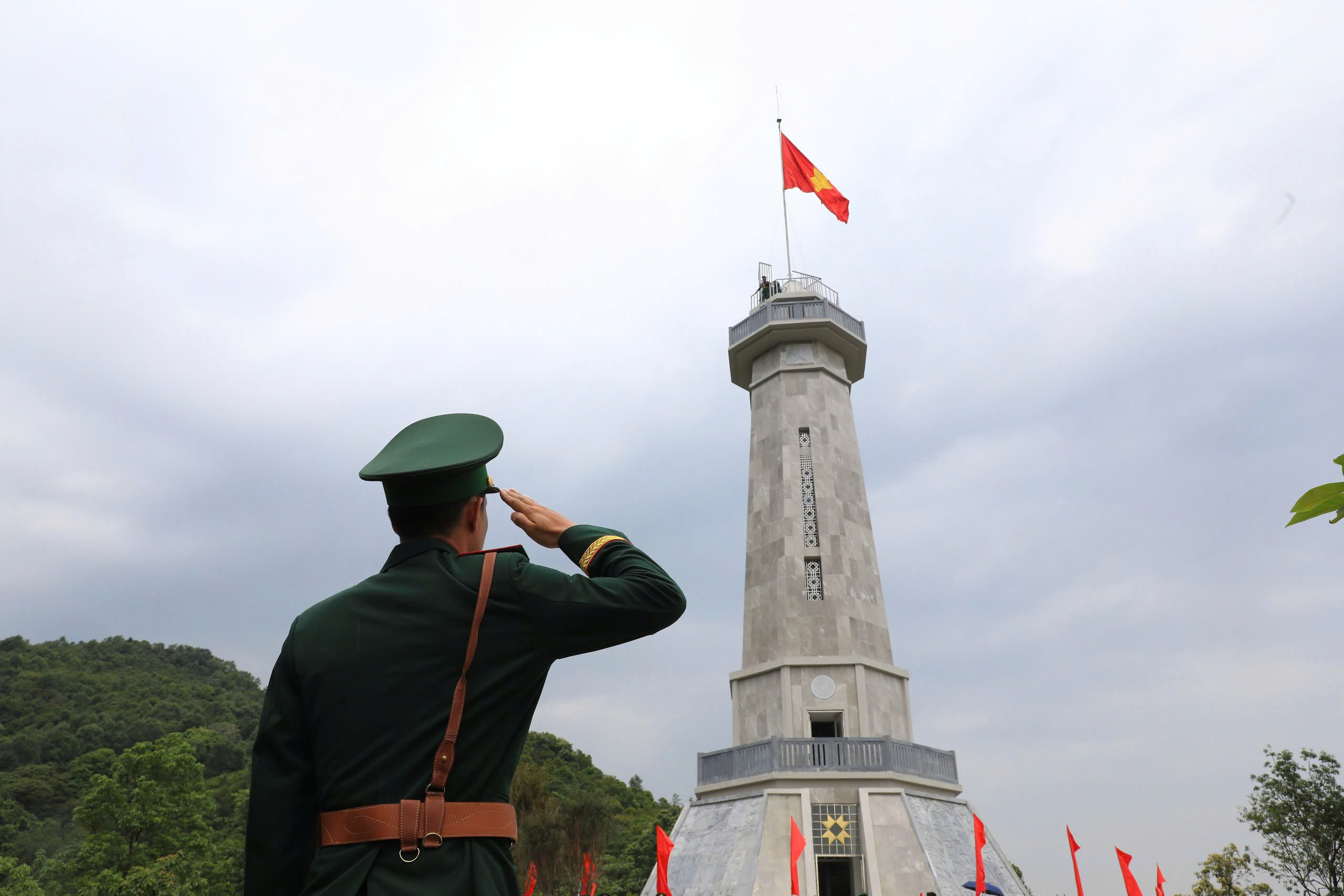 Lễ Thượng cờ v&agrave; gắn biển c&ocirc;ng tr&igrave;nh Cột Cờ A Pa Chải- Ảnh 2.