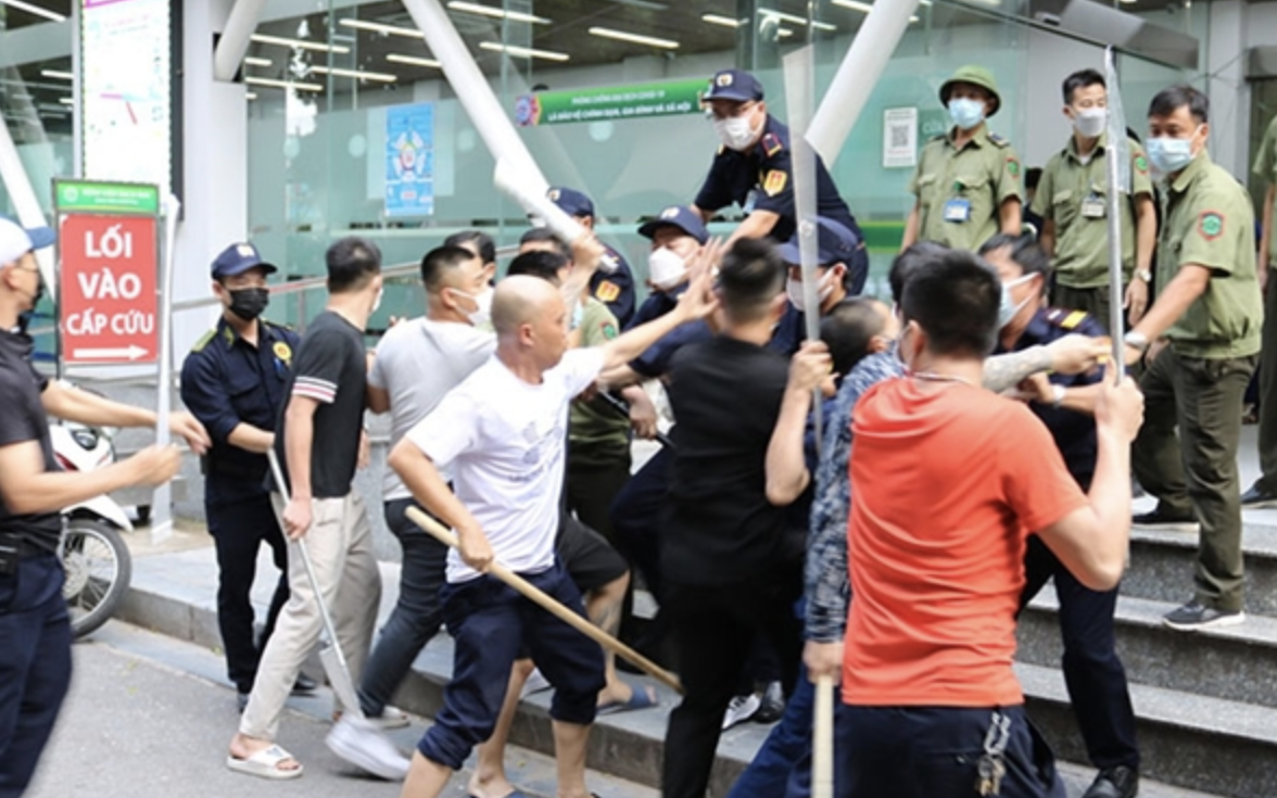 Lãnh đạo bệnh viện lớn nhất miền Bắc nói về "hàng rào" bảo vệ nhân viên y tế