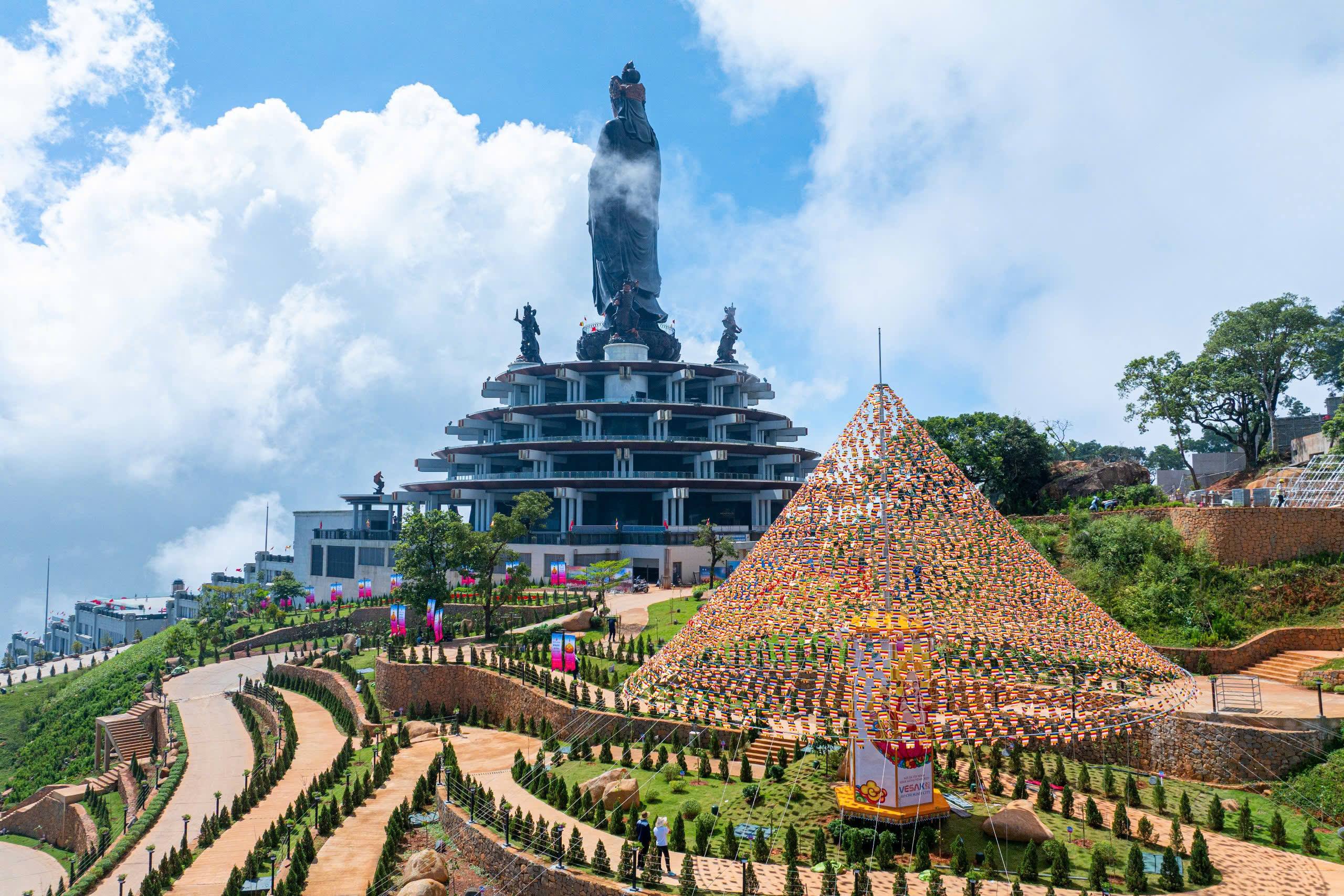 Du khách, người dân đang đổ dồn về núi Bà Đen - Ảnh 1.