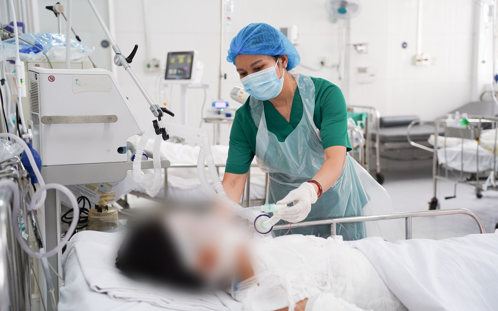 Vì sao 2 nạn nhân vụ cháy chung cư Viễn Đông bỏng nhẹ nhưng nguy kịch?