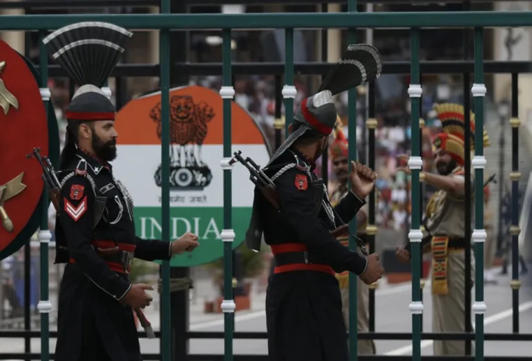 Ấn Độ c&aacute;o buộc Pakistan ph&oacute;ng h&agrave;ng trăm m&aacute;y bay kh&ocirc;ng người l&aacute;i trong đ&ecirc;m - Ảnh 1.