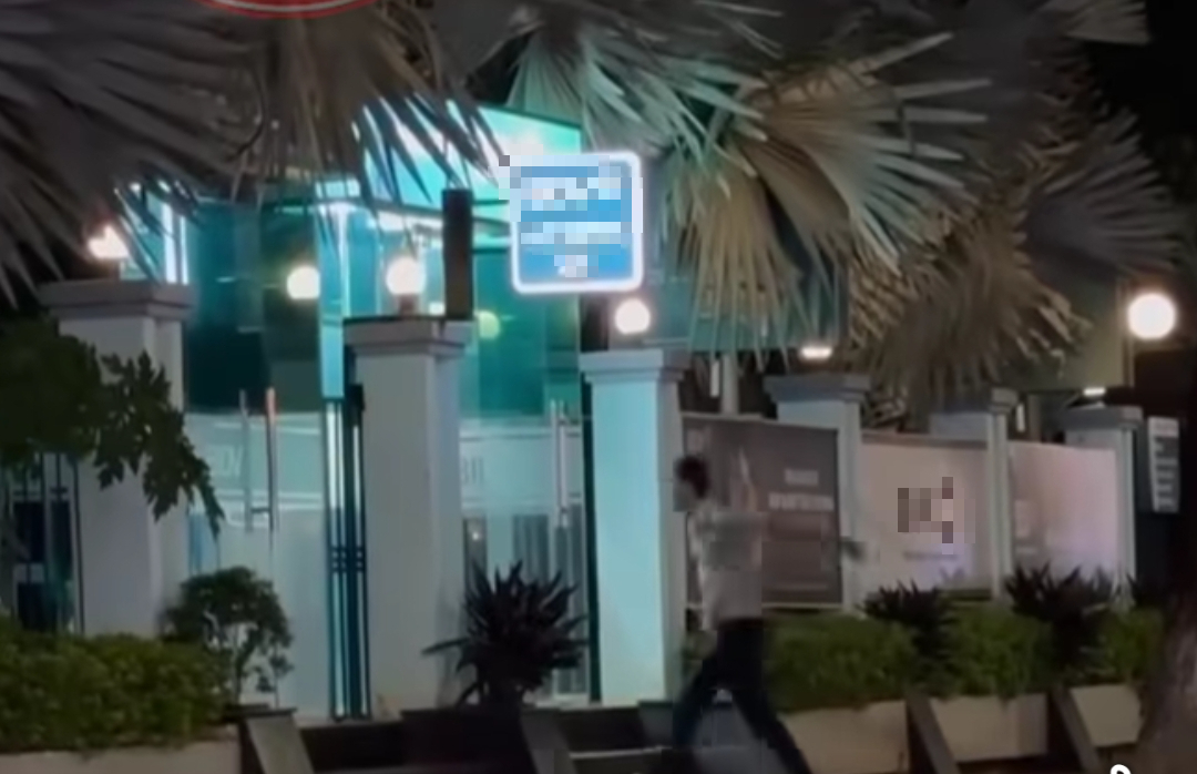 Công an làm việc với người đàn ông đập phá nhiều trụ ATM- Ảnh 1.