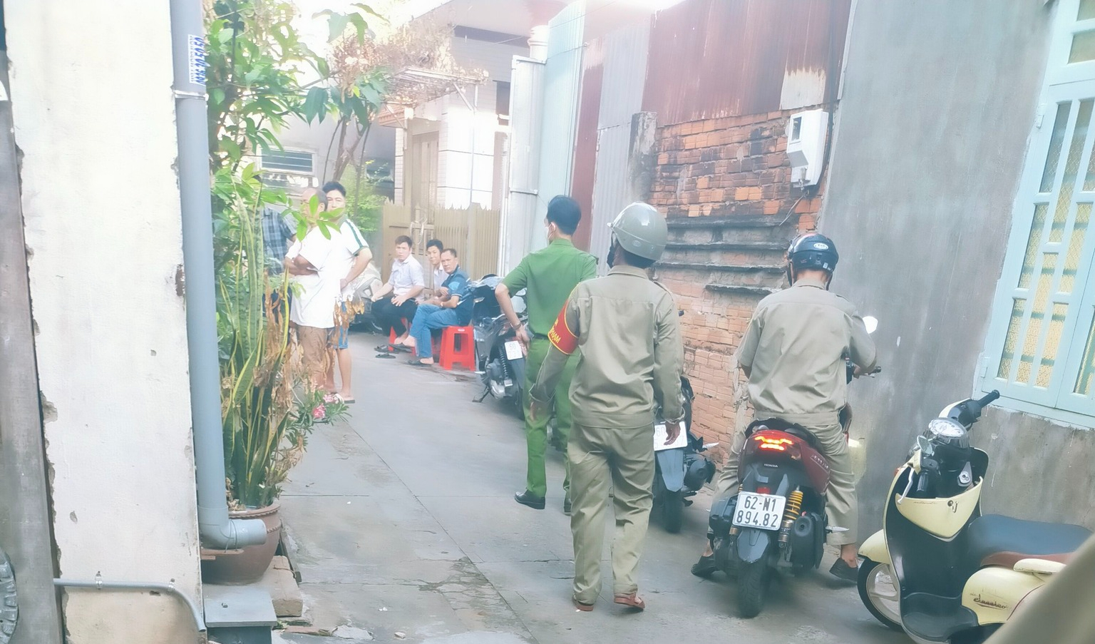 Sau tiếng nổ x&eacute; m&agrave;n đ&ecirc;m trong con hẻm ở Bi&ecirc;n Ho&agrave;, 2 người tử vong- Ảnh 2.