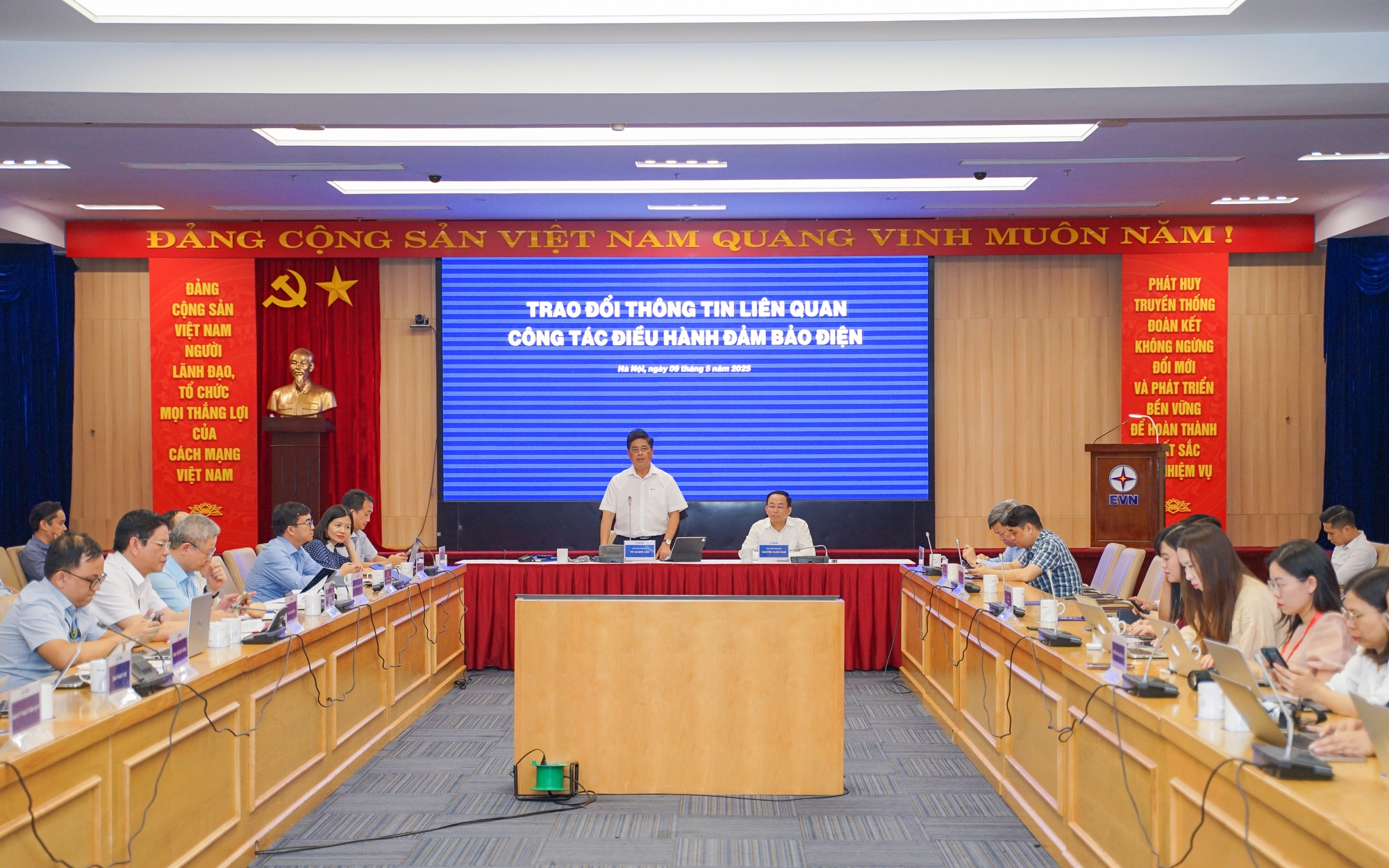 Giá điện tăng 4,8% từ hôm nay