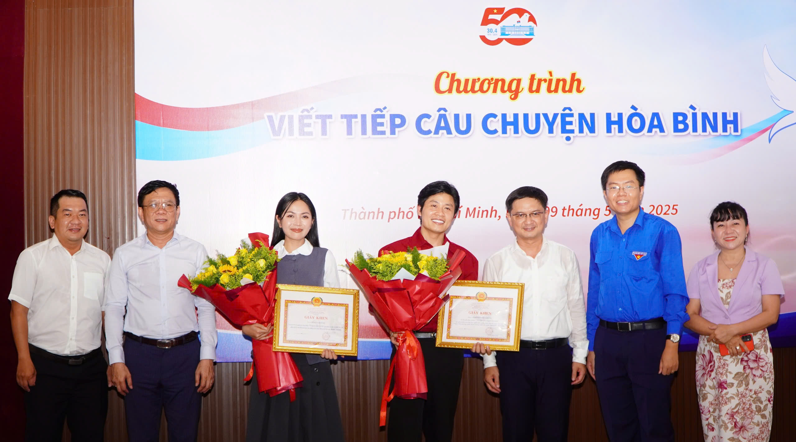 Ca kh&uacute;c c&aacute;ch mạng h&uacute;t người nghe - Ảnh 1.