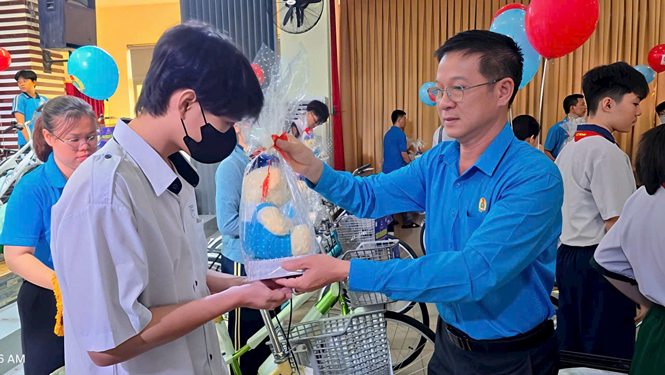 G&oacute;p sức c&ugrave;ng c&ocirc;ng nh&acirc;n - lao động - Ảnh 1.