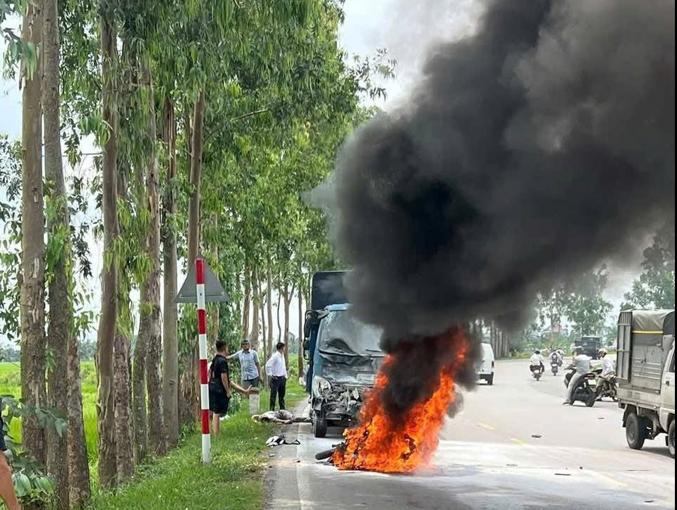 Sau c&uacute; va chạm với &ocirc; t&ocirc; tải, xe m&aacute;y bốc ch&aacute;y, 1 người tử vong- Ảnh 1.