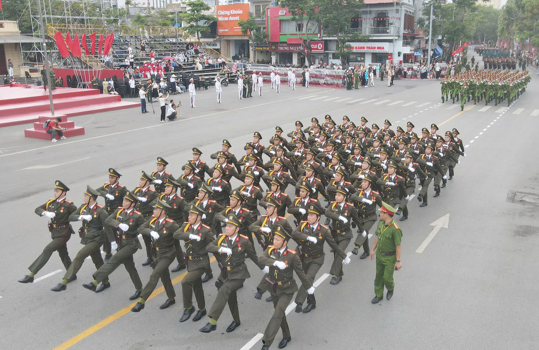 Hơn 3.000 người hợp luyện diễu h&agrave;nh kỷ niệm 70 năm giải ph&oacute;ng Hải Ph&ograve;ng - Th&agrave;nh phố Anh h&ugrave;ng- Ảnh 1.