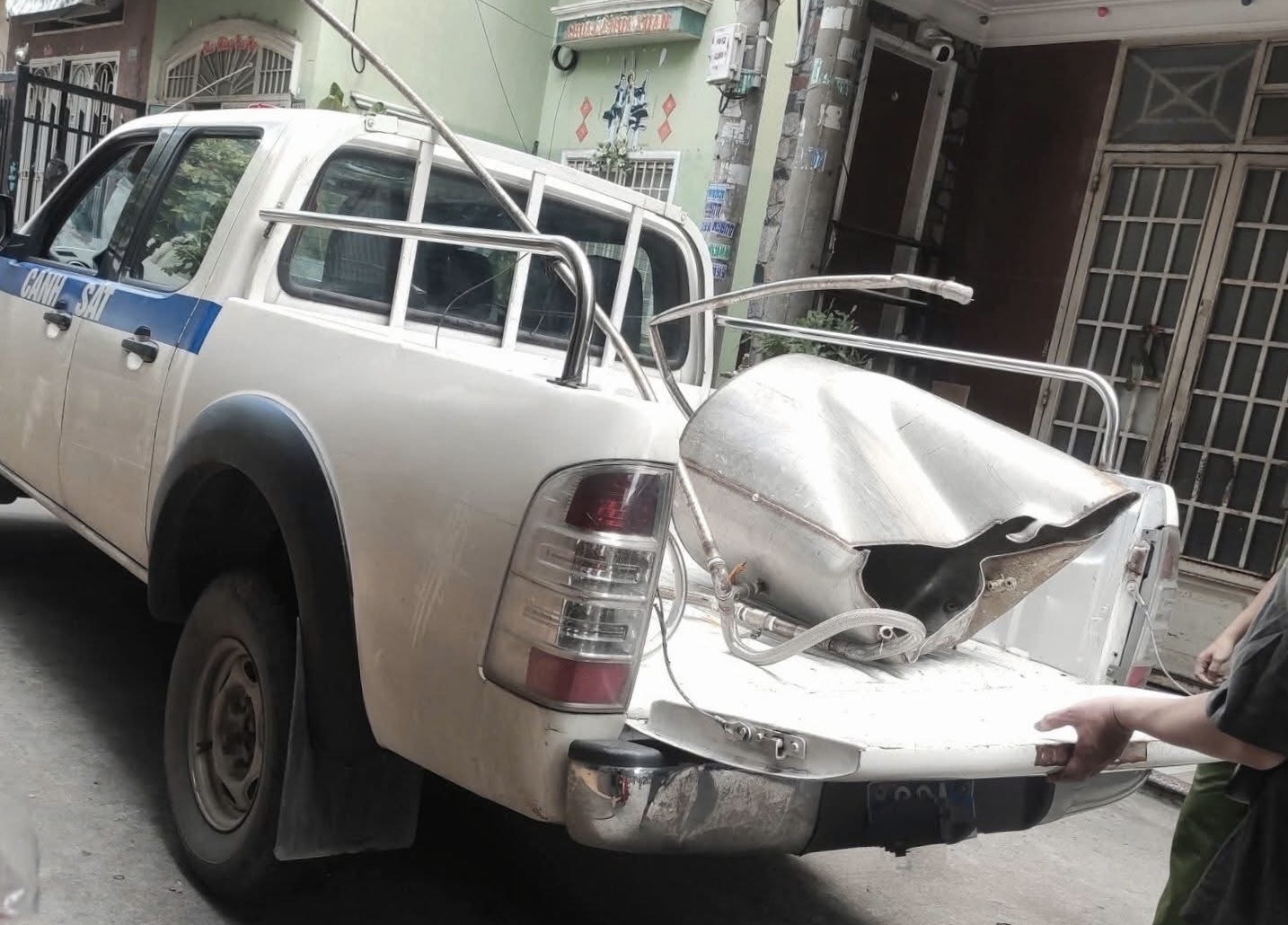 Sau tiếng nổ x&eacute; m&agrave;n đ&ecirc;m trong con hẻm ở Bi&ecirc;n Ho&agrave;, 2 người tử vong- Ảnh 1.