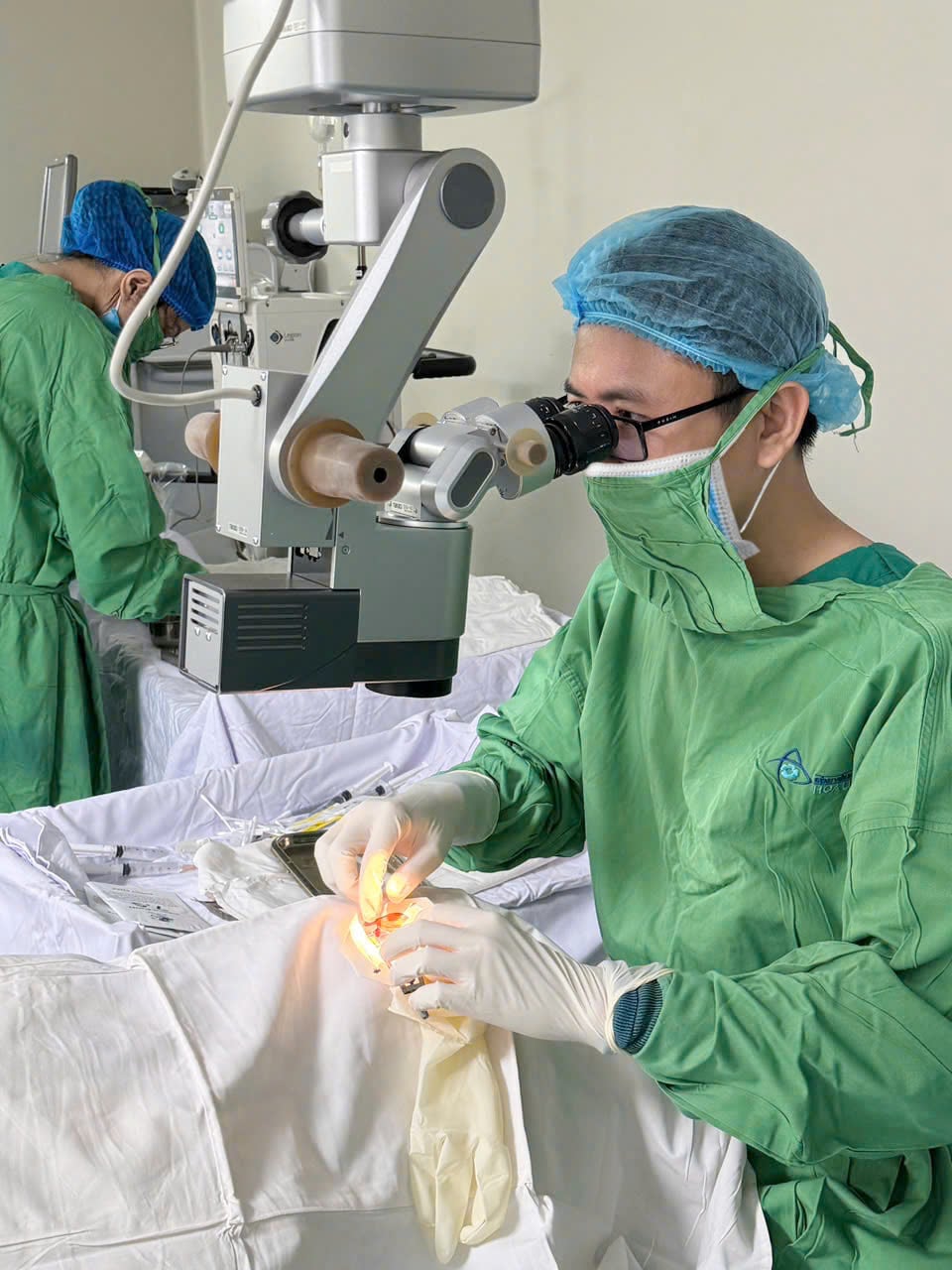 Ca đặt Paul Glaucoma Implant thứ hai, mở ra hy vọng mới cho bệnh nhân glaucoma- Ảnh 1.