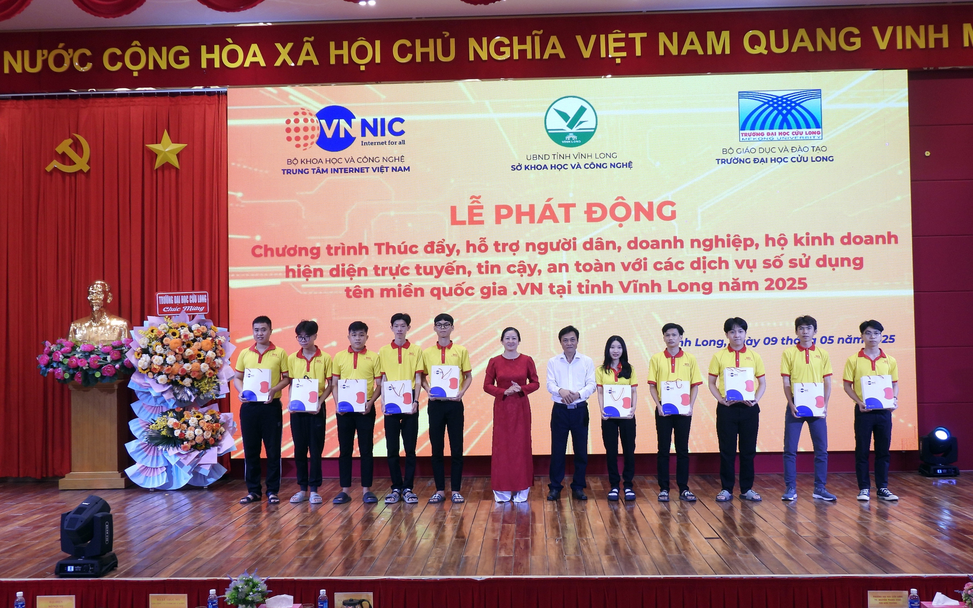 135 sinh viên của Trường ĐH Cửu Long đăng ký sử dụng tên miền “.vn”