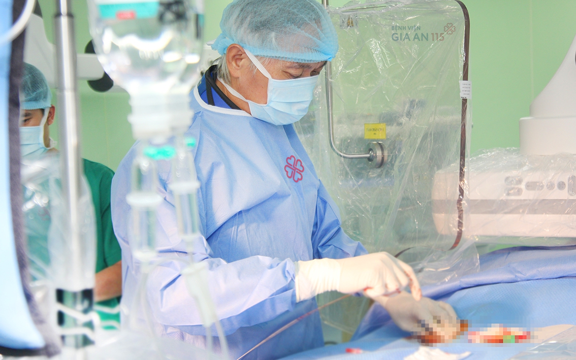 Khẩn cứu người đàn ông tắc tim mà tưởng đau dạ dày