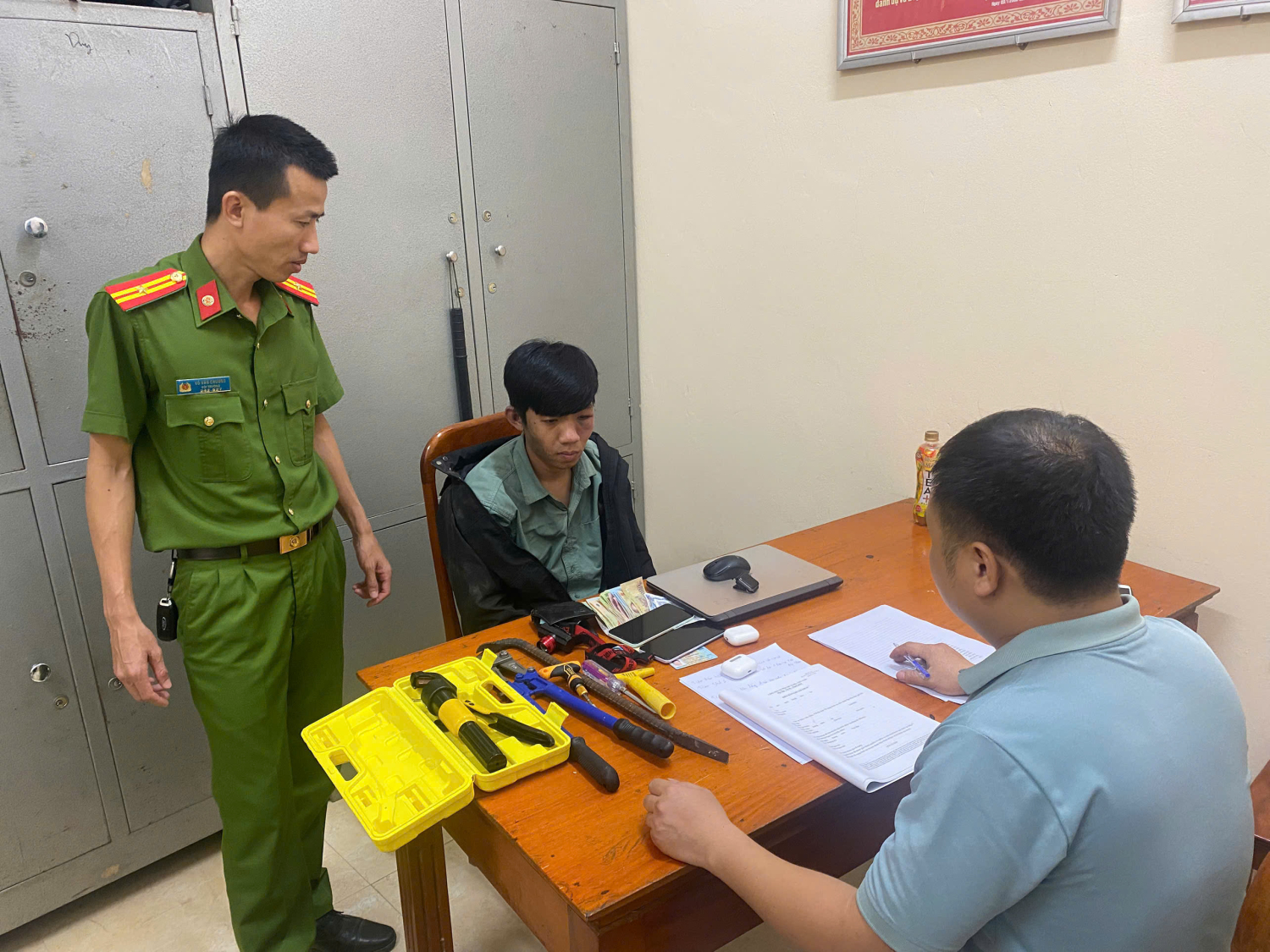 B&ecirc;n trong hộp "đồ nghề" của t&ecirc;n trộm vừa bị truy đuổi, bắt giữ - Ảnh 1.
