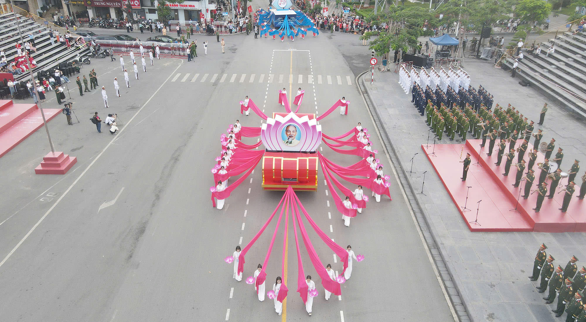 Hơn 3.000 người hợp luyện diễu h&agrave;nh kỷ niệm 70 năm giải ph&oacute;ng Hải Ph&ograve;ng - Th&agrave;nh phố Anh h&ugrave;ng- Ảnh 4.