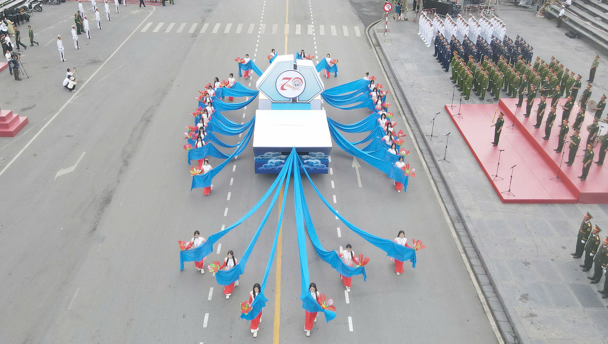 Hơn 3.000 người hợp luyện diễu h&agrave;nh kỷ niệm 70 năm giải ph&oacute;ng Hải Ph&ograve;ng - Th&agrave;nh phố Anh h&ugrave;ng- Ảnh 5.