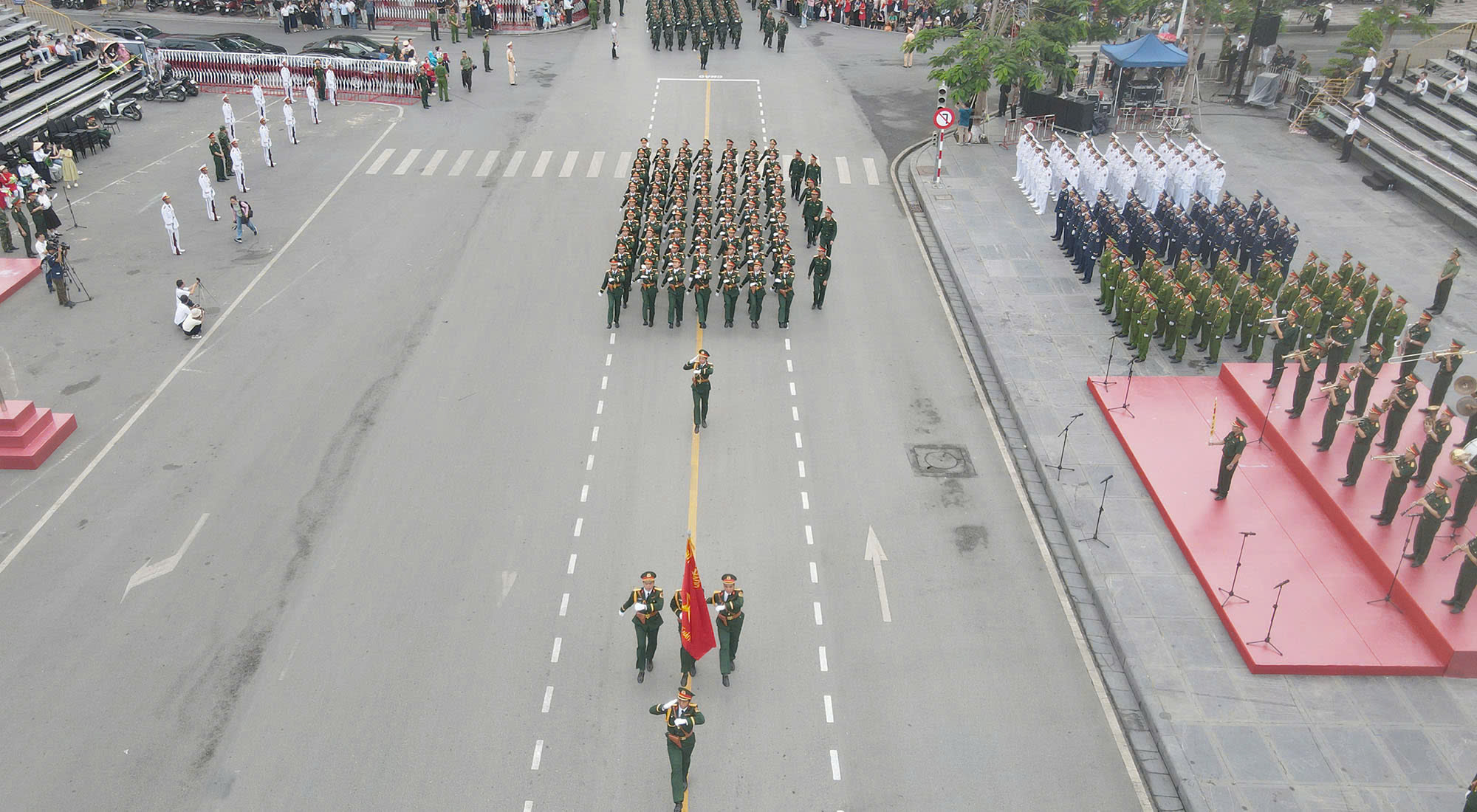 Hơn 3.000 người hợp luyện diễu h&agrave;nh kỷ niệm 70 năm giải ph&oacute;ng Hải Ph&ograve;ng - Th&agrave;nh phố Anh h&ugrave;ng- Ảnh 6.