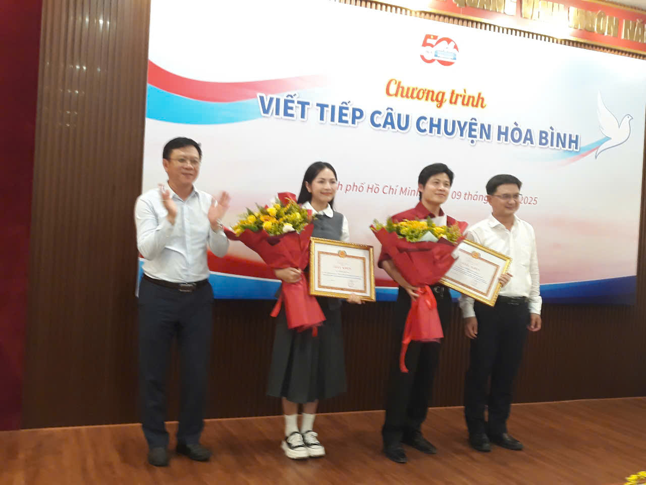 "Viết tiếp c&acirc;u chuyện h&ograve;a b&igrave;nh"-xứng danh biểu tượng nhạc trẻ   - Ảnh 3.