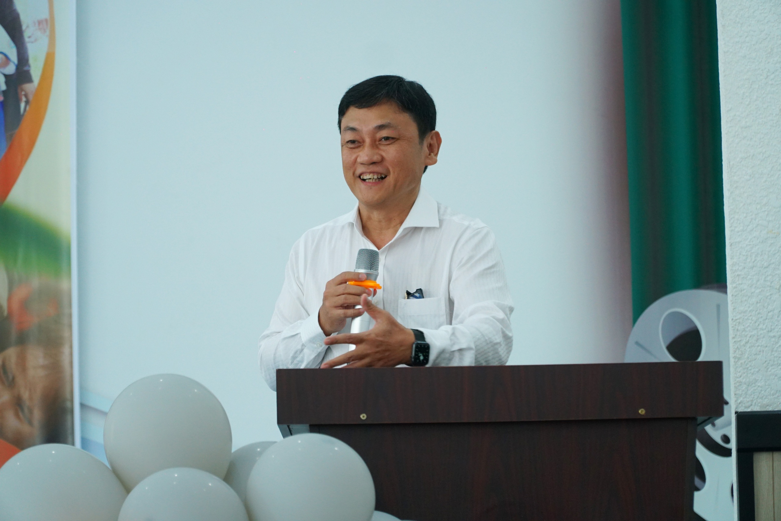 Nhật Kim Anh và con trai mang món quà ấm áp đến các bệnh nhi Cần Thơ dịp 1-6- Ảnh 1.