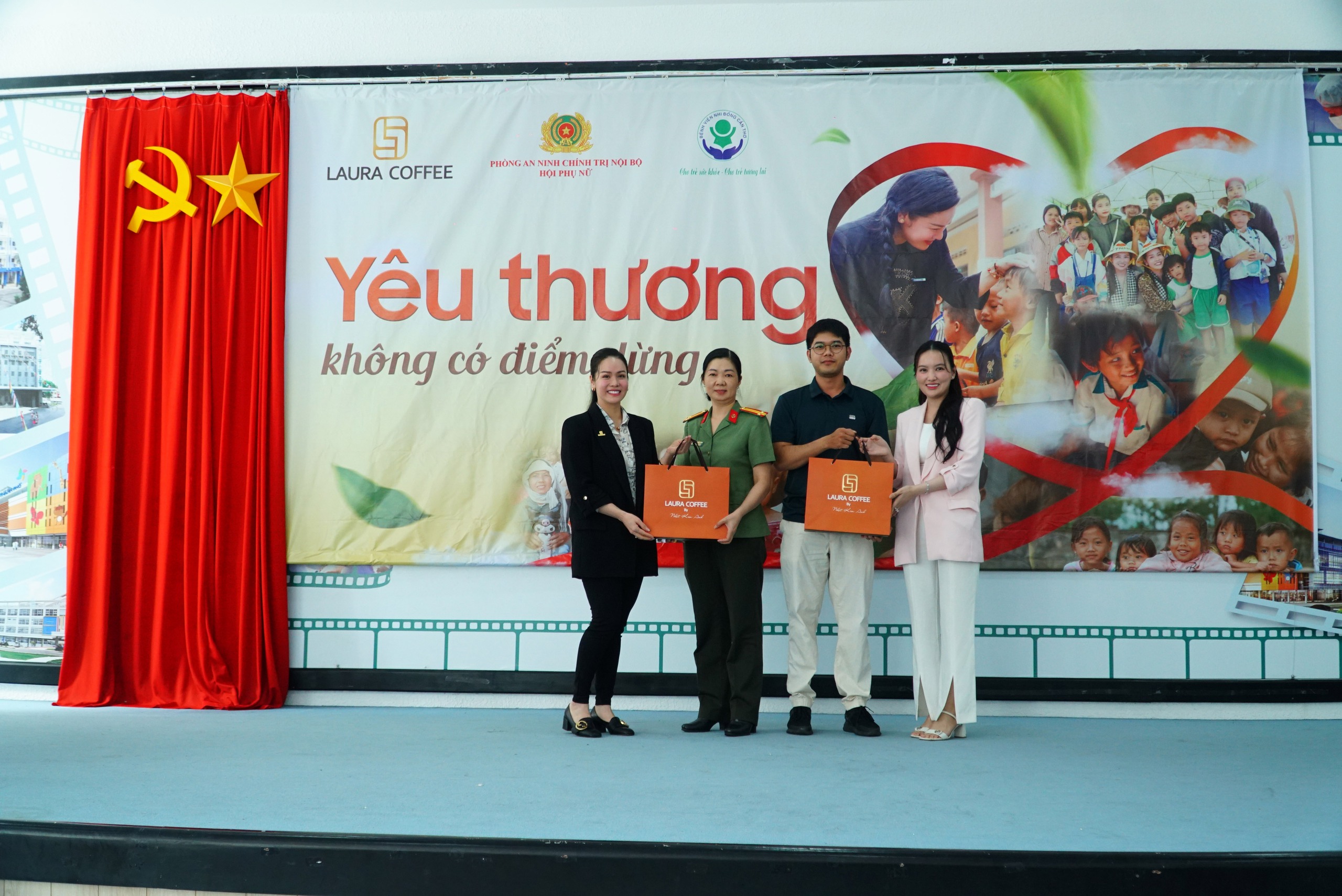 Nhật Kim Anh và con trai mang món quà ấm áp đến các bệnh nhi Cần Thơ dịp 1-6- Ảnh 6.
