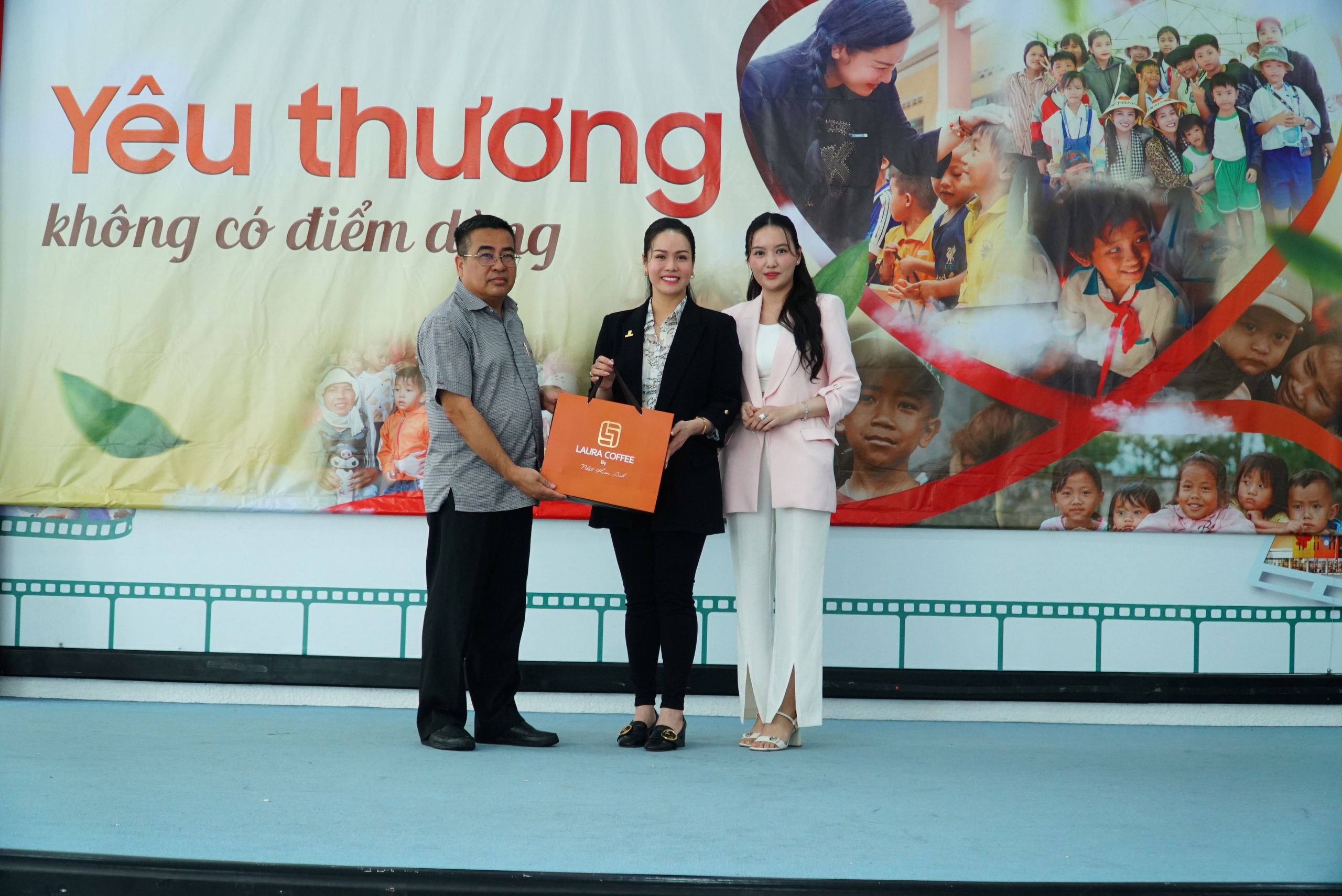 Nhật Kim Anh và con trai mang món quà ấm áp đến các bệnh nhi Cần Thơ dịp 1-6- Ảnh 7.
