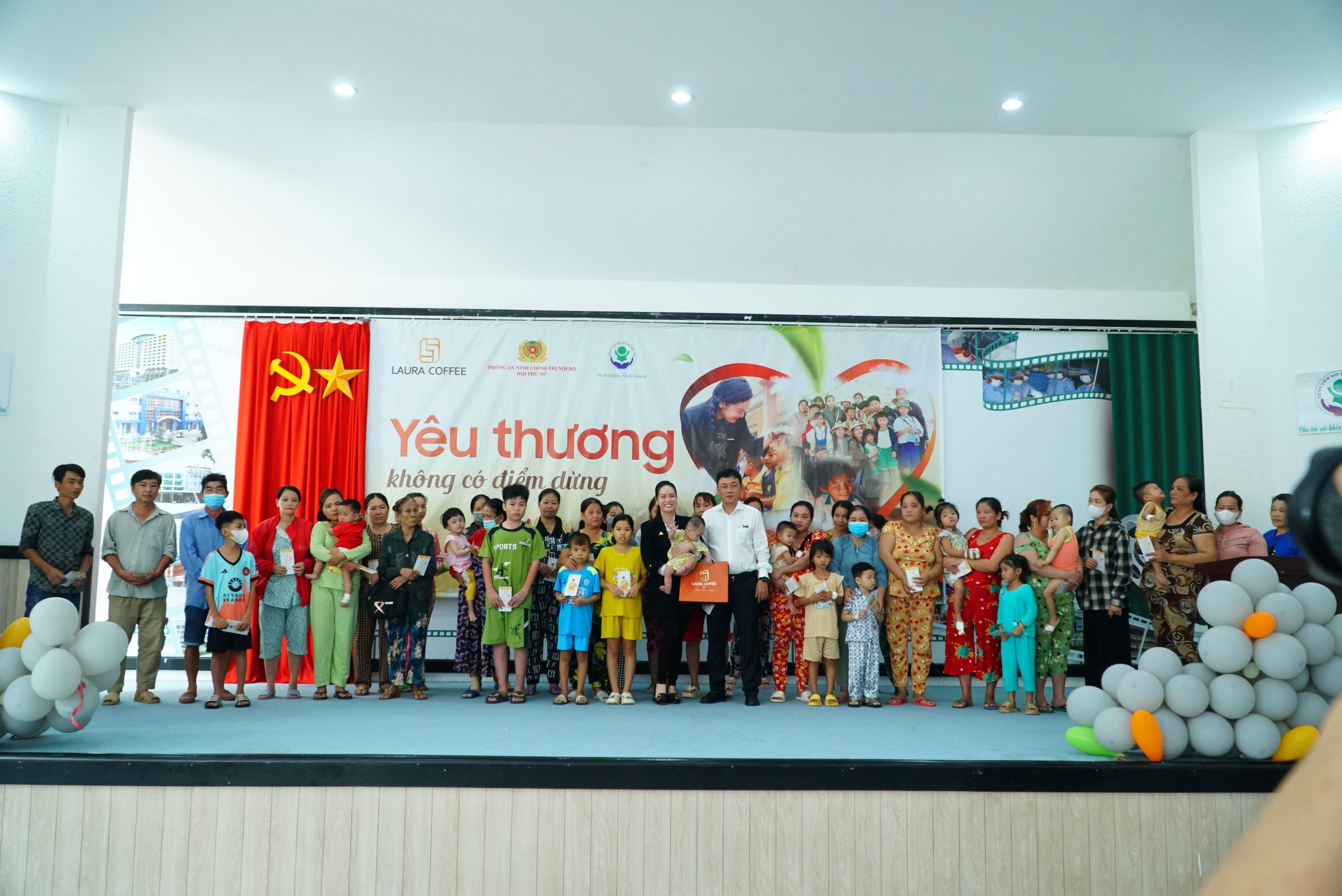 Nhật Kim Anh và con trai mang món quà ấm áp đến các bệnh nhi Cần Thơ dịp 1-6- Ảnh 9.