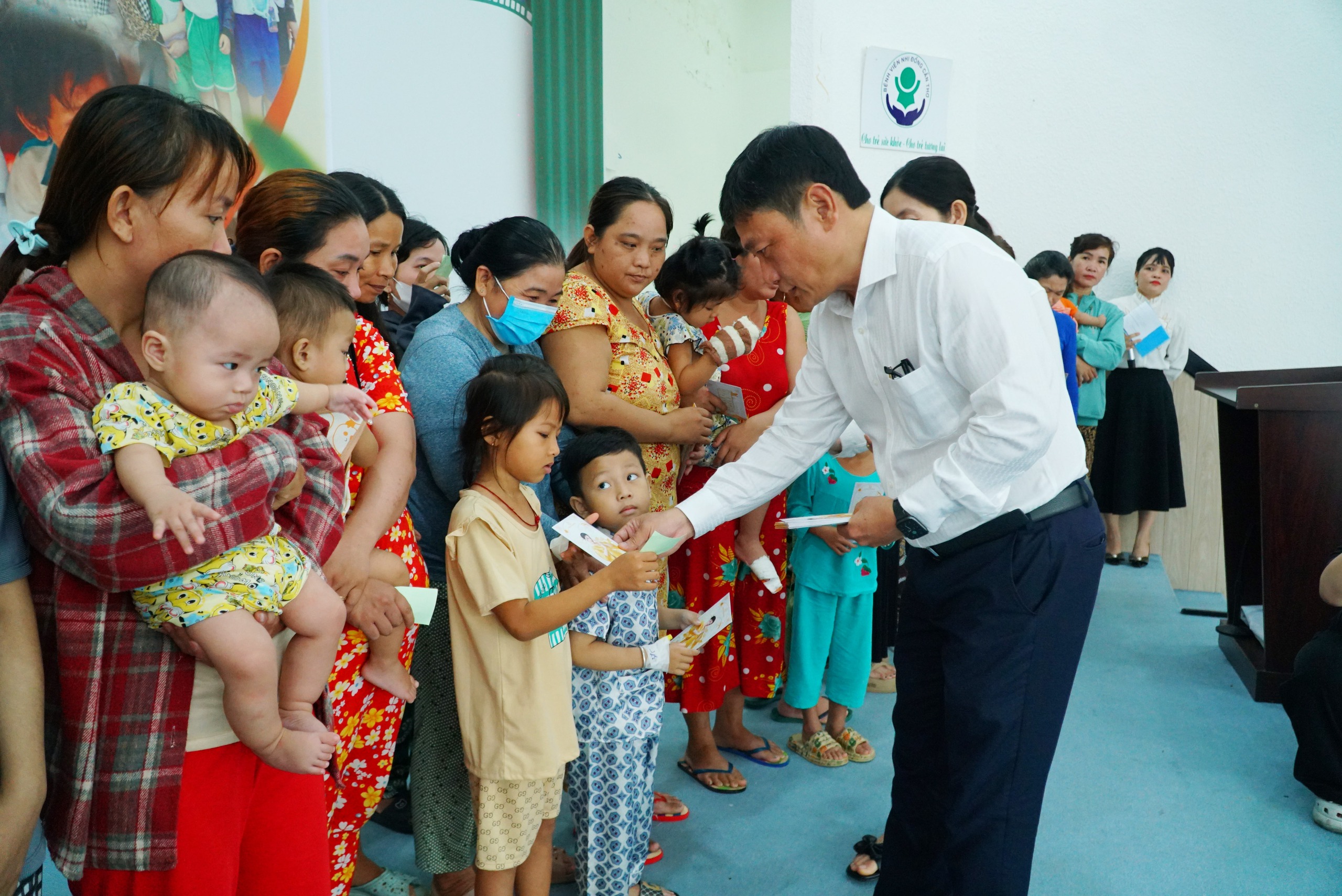 Nhật Kim Anh và con trai mang món quà ấm áp đến các bệnh nhi Cần Thơ dịp 1-6- Ảnh 10.