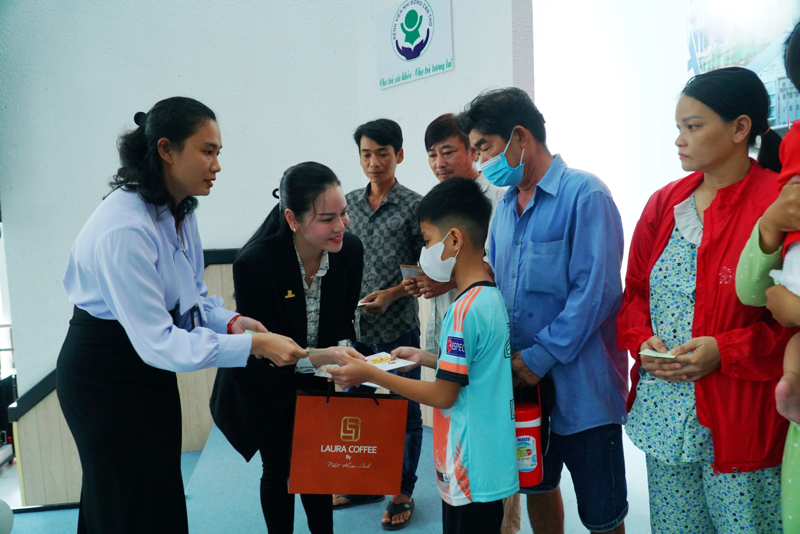 Nhật Kim Anh và con trai mang món quà ấm áp đến các bệnh nhi Cần Thơ dịp 1-6- Ảnh 11.