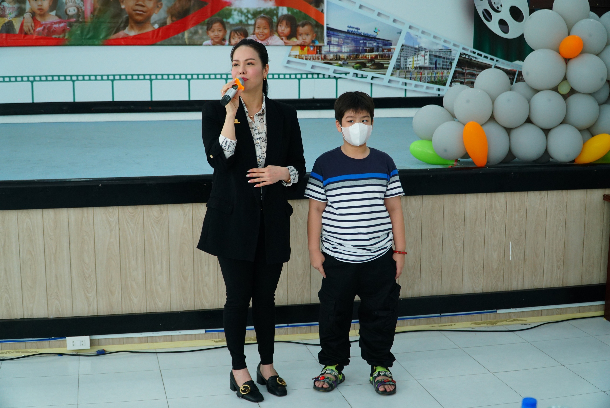 Nhật Kim Anh và con trai mang món quà ấm áp đến các bệnh nhi Cần Thơ dịp 1-6- Ảnh 3.