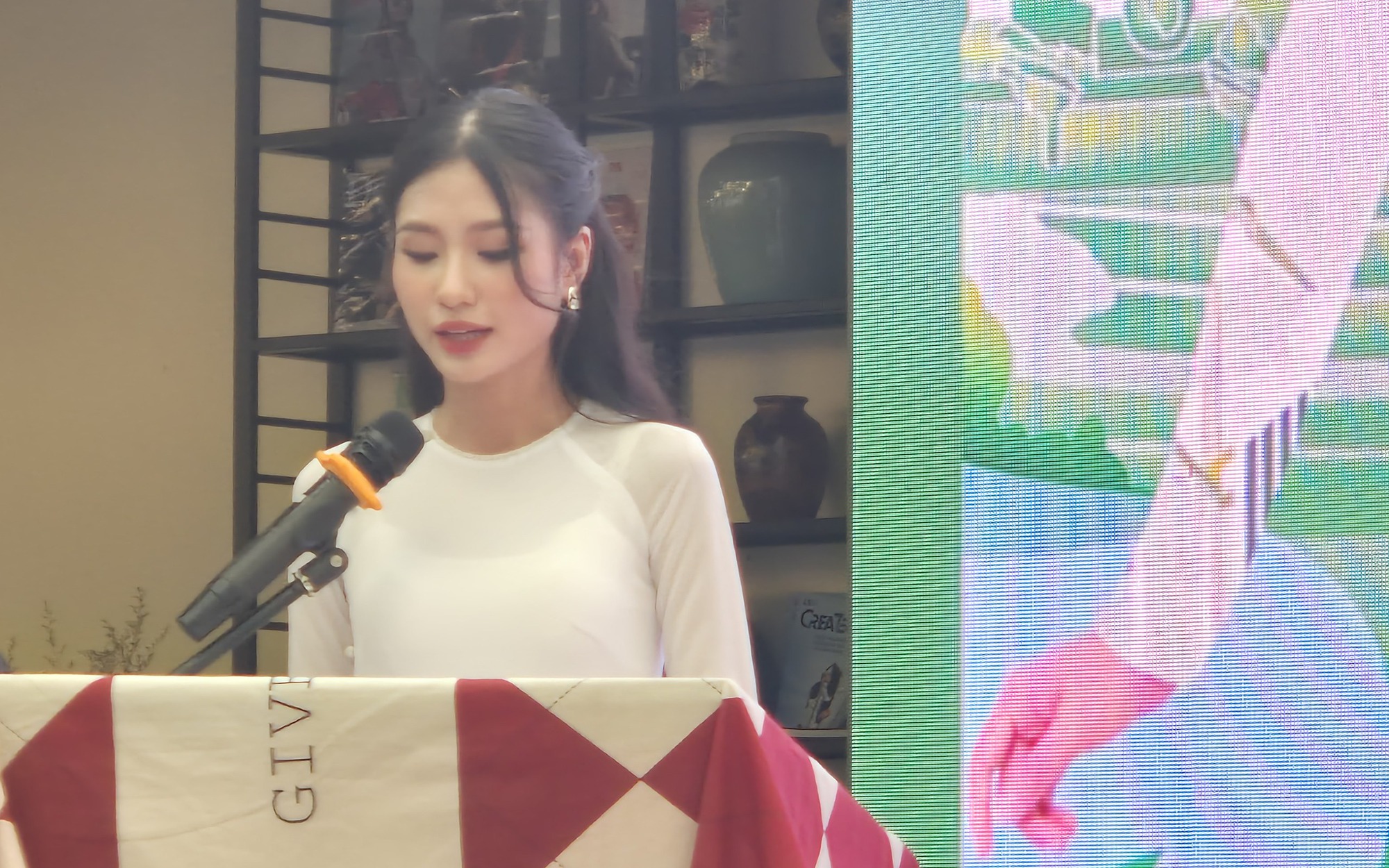 Hoa hậu Nguyễn Thanh Hà trao giải cuộc thi vẽ tranh tại TP HCM
