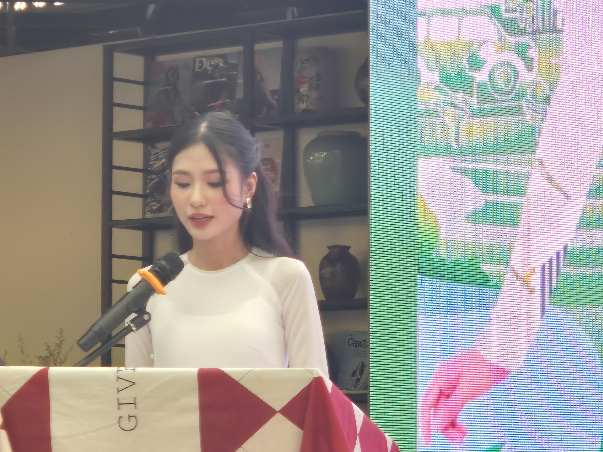 Hoa hậu Nguyễn Thanh Hà trao giải cuộc thi vẽ tranh - Ảnh 1.