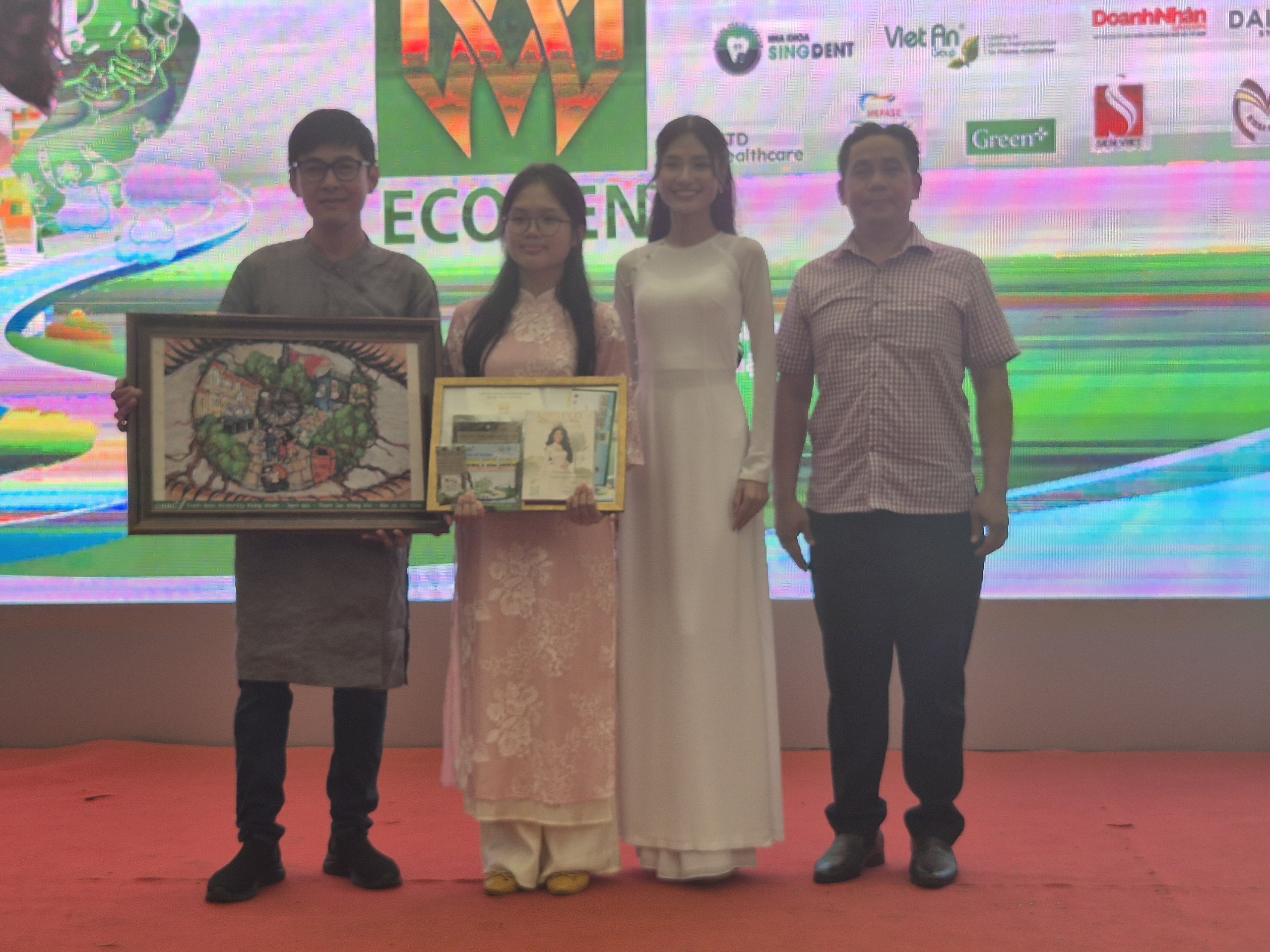 Hoa hậu Nguyễn Thanh Hà trao giải cuộc thi vẽ tranh - Ảnh 3.