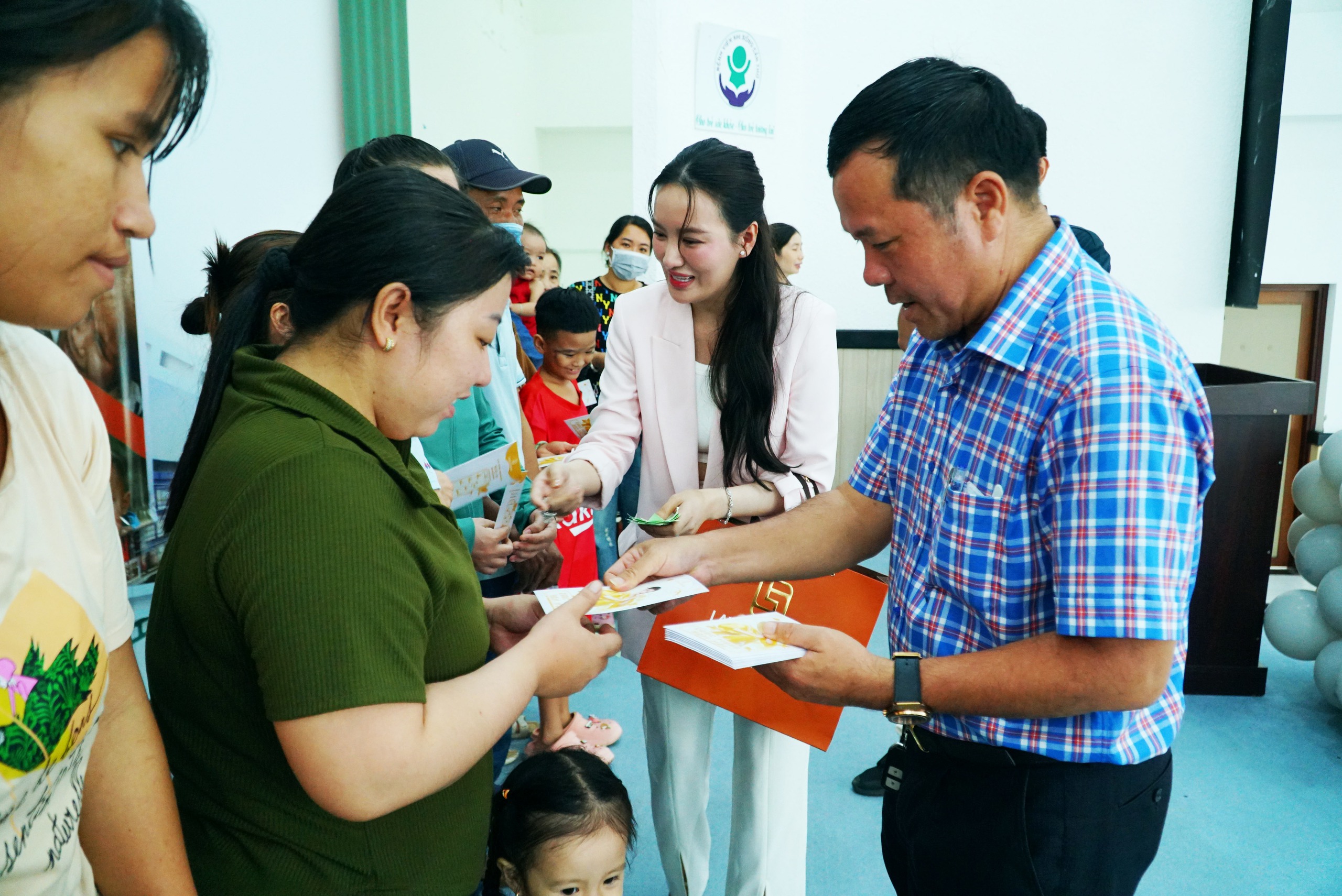 Nhật Kim Anh và con trai mang món quà ấm áp đến các bệnh nhi Cần Thơ dịp 1-6- Ảnh 13.