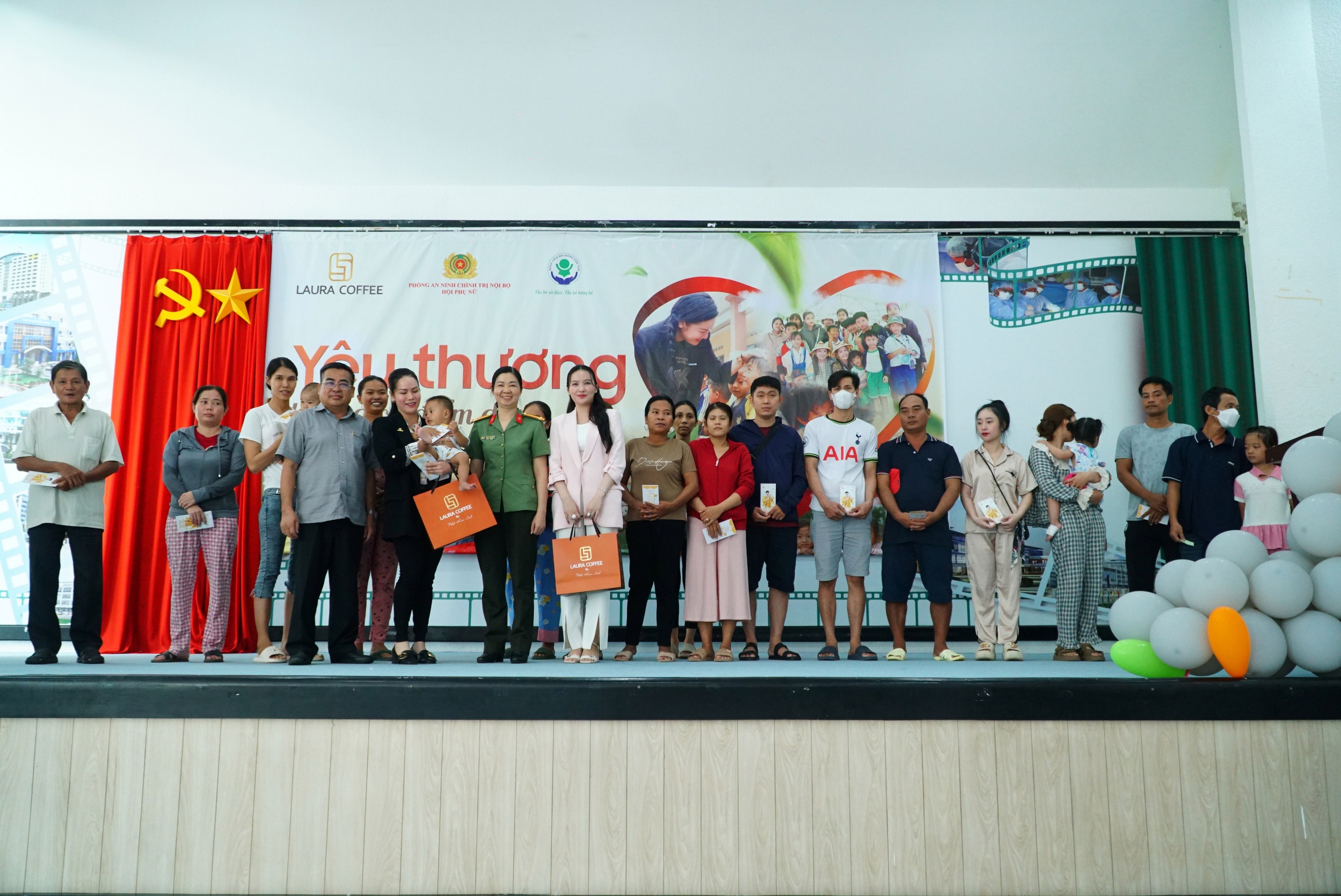 Nhật Kim Anh và con trai mang món quà ấm áp đến các bệnh nhi Cần Thơ dịp 1-6- Ảnh 14.