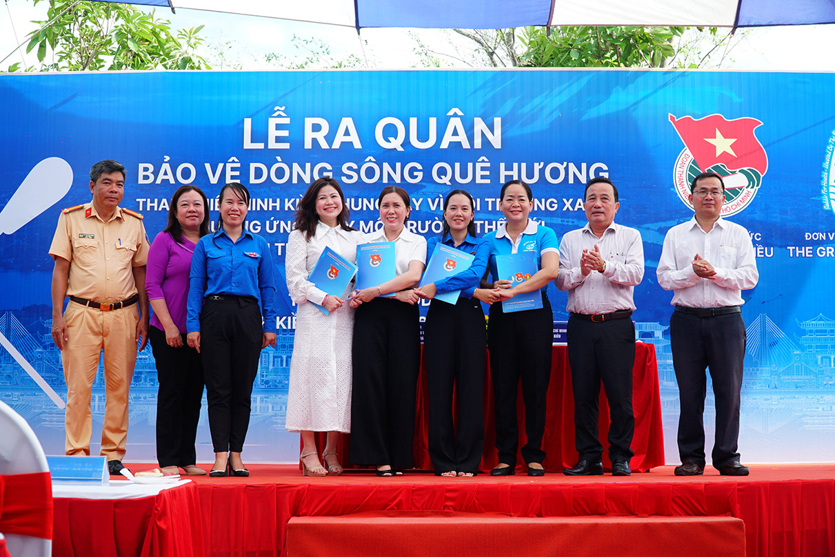 VIDEO: 200 t&igrave;nh nguyện vi&ecirc;n ra qu&acirc;n "bảo vệ d&ograve;ng s&ocirc;ng qu&ecirc; hương" ở Cần Thơ - Ảnh 26.