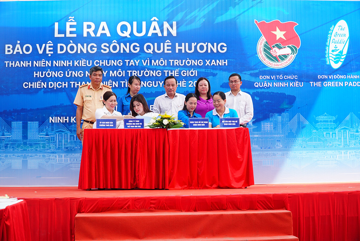 VIDEO: 200 t&igrave;nh nguyện vi&ecirc;n ra qu&acirc;n "bảo vệ d&ograve;ng s&ocirc;ng qu&ecirc; hương" ở Cần Thơ - Ảnh 27.
