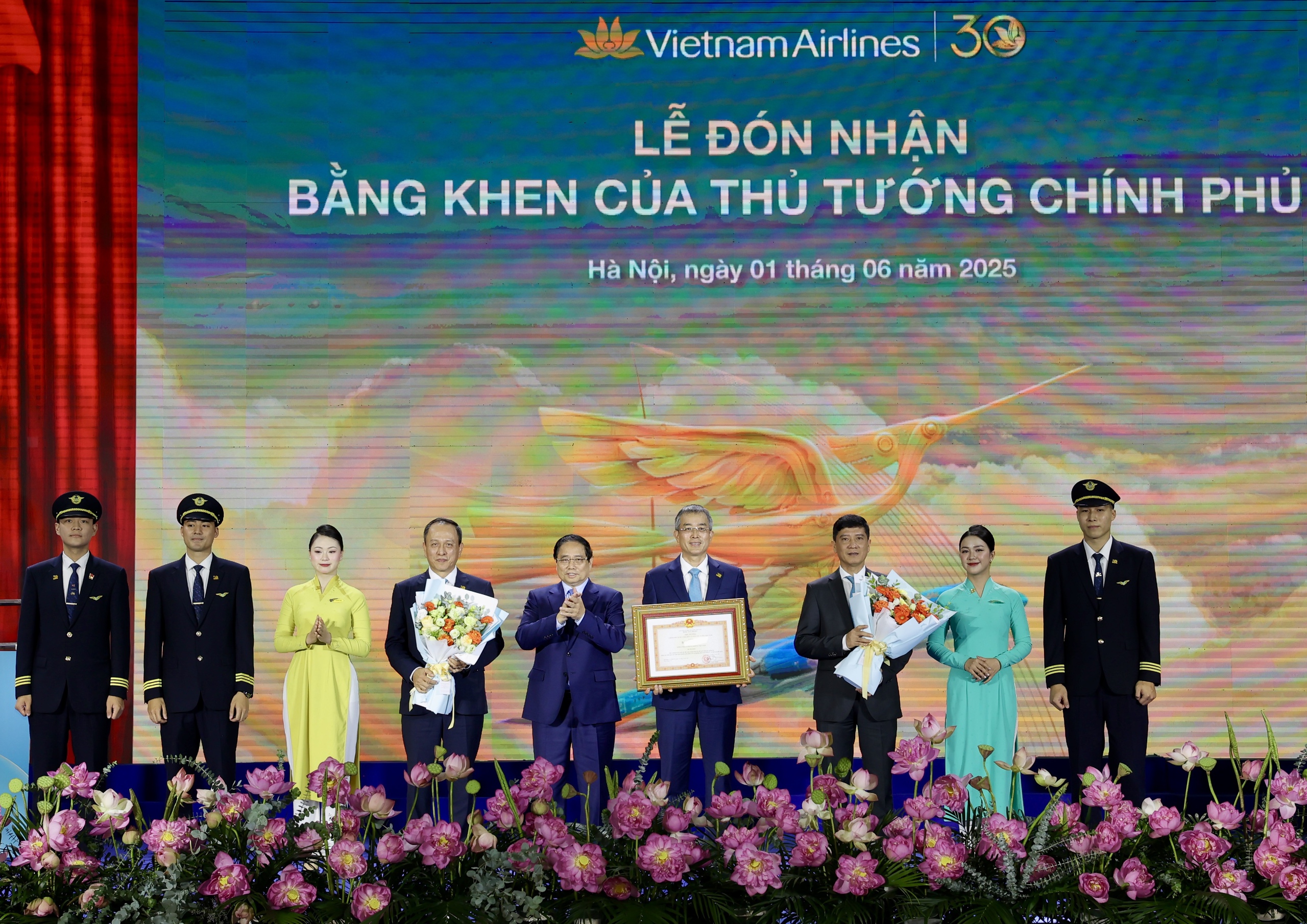 Thủ tướng n&oacute;i về tầm nh&igrave;n ph&aacute;t triển Vietnam Airlines- Ảnh 1.